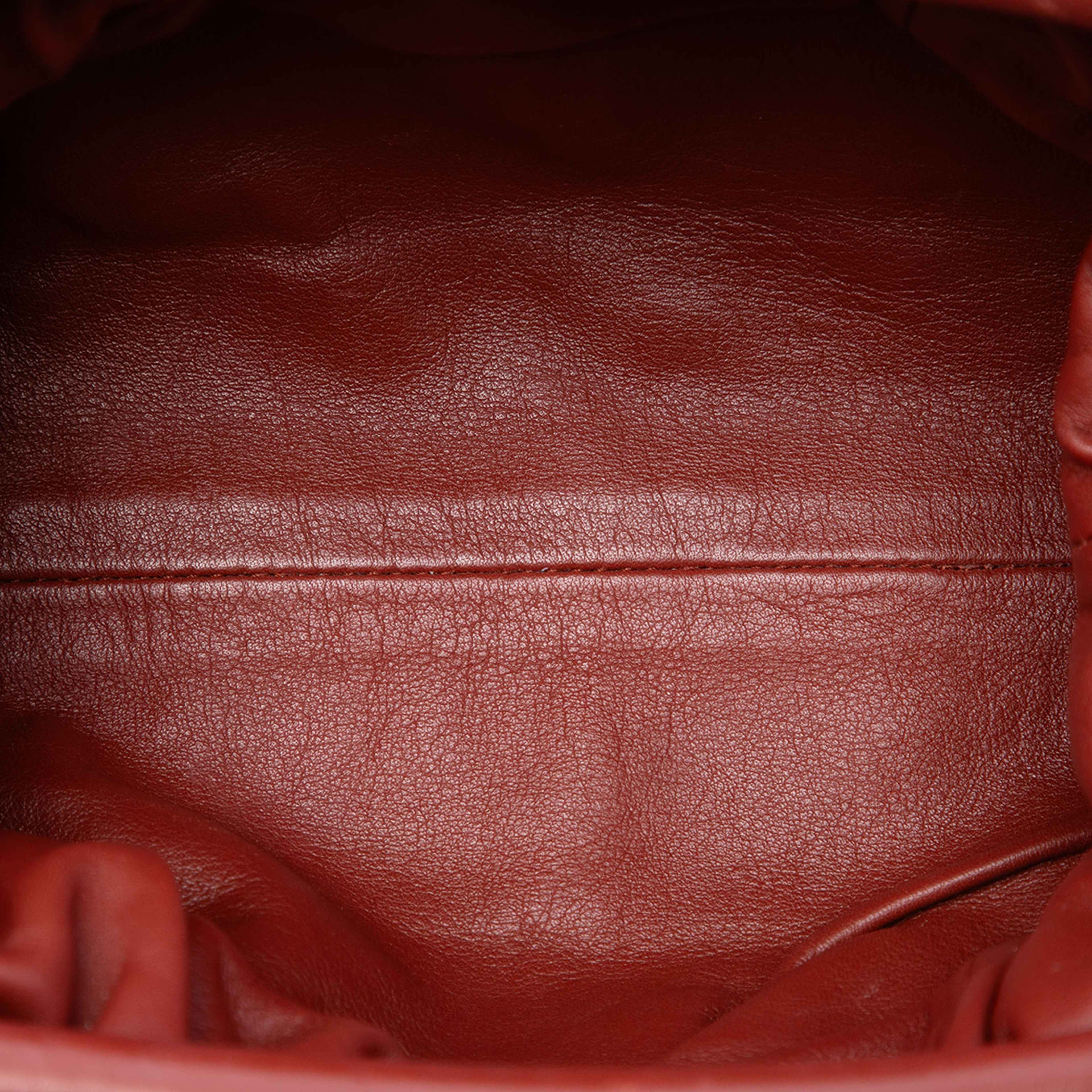 Bottega Veneta Lambskin The Mini Pouch Crossbody, från Luxclusif, i färgen bordeaux. Klicka för att öppna bilden i stort format