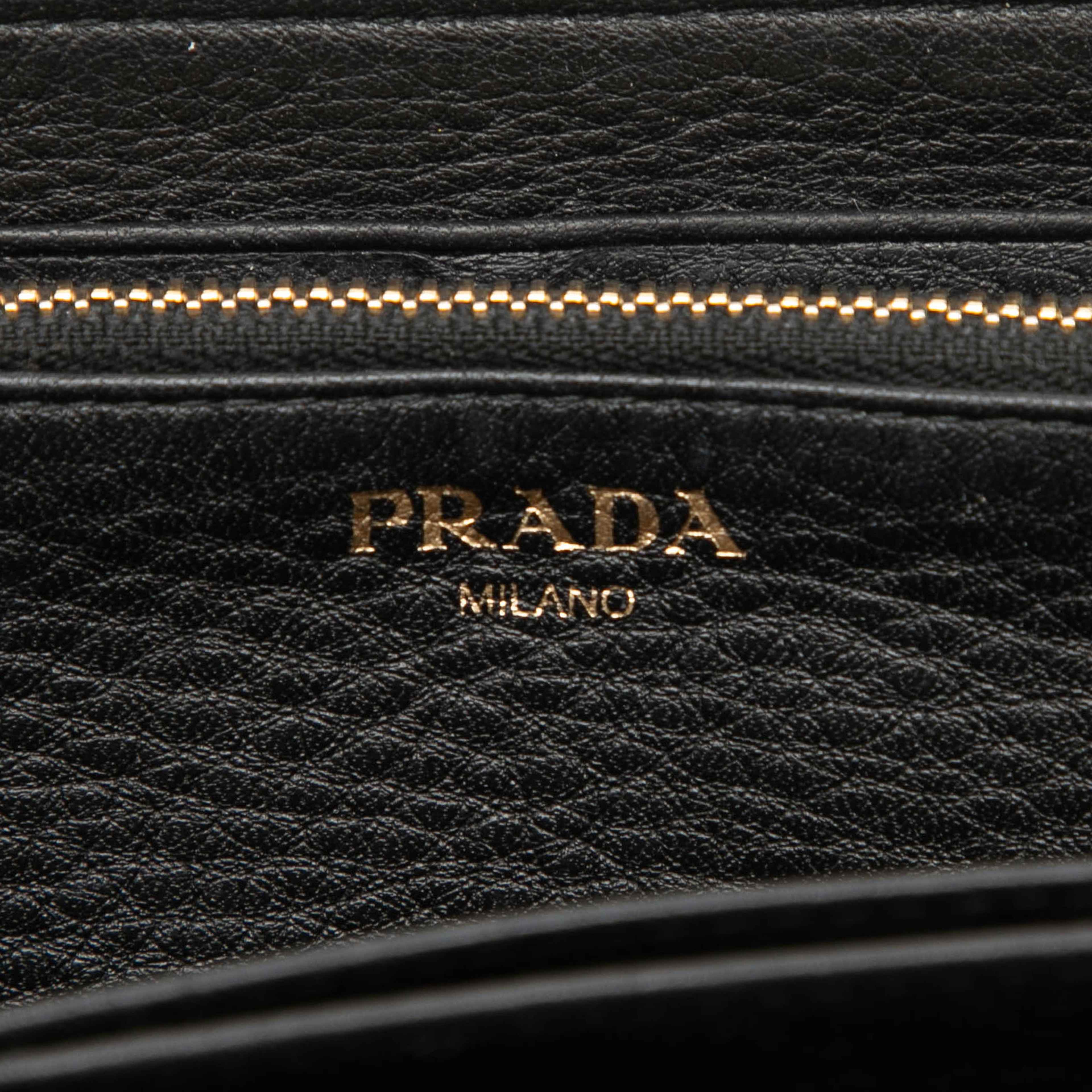 Prada Saffiano Zip Around Long Wallet, från Luxclusif, i färgen black. Klicka för att öppna bilden i stort format