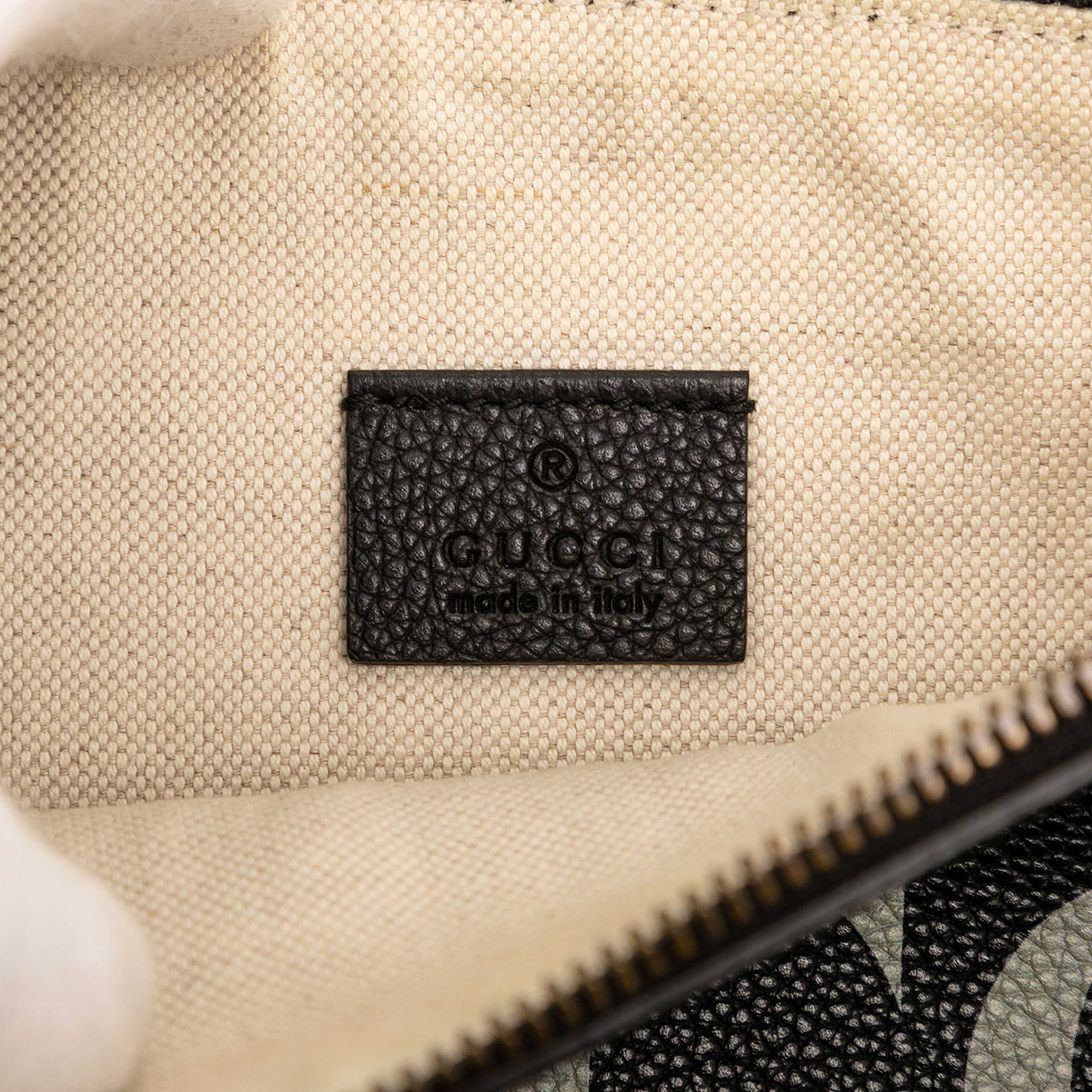 Gucci Leather Logo Clutch, från Luxclusif, i färgen black. Klicka för att öppna bilden i stort format