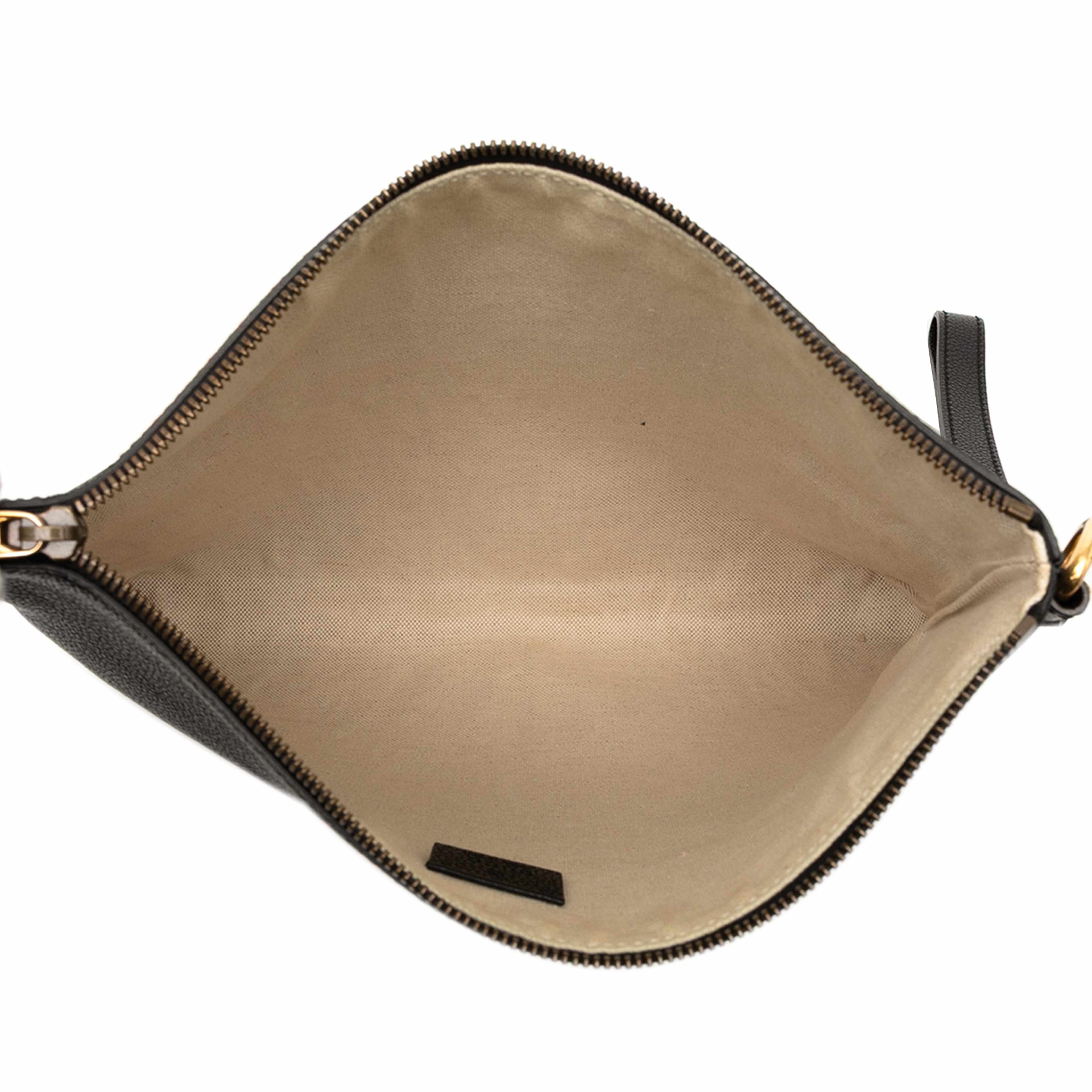 Gucci Leather Logo Clutch, från Luxclusif, i färgen black. Klicka för att öppna bilden i stort format