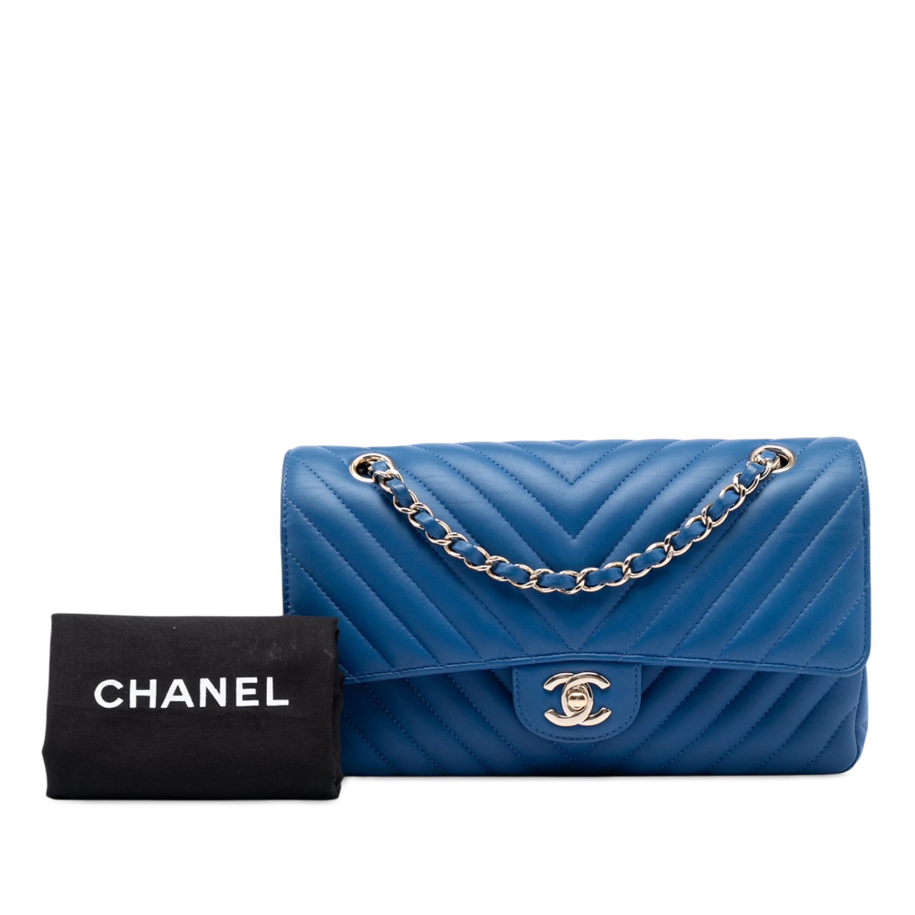 Chanel Medium Classic Chevron Lambskin Double Flap, från Luxclusif, i färgen blå. Klicka för att öppna bilden i stort format