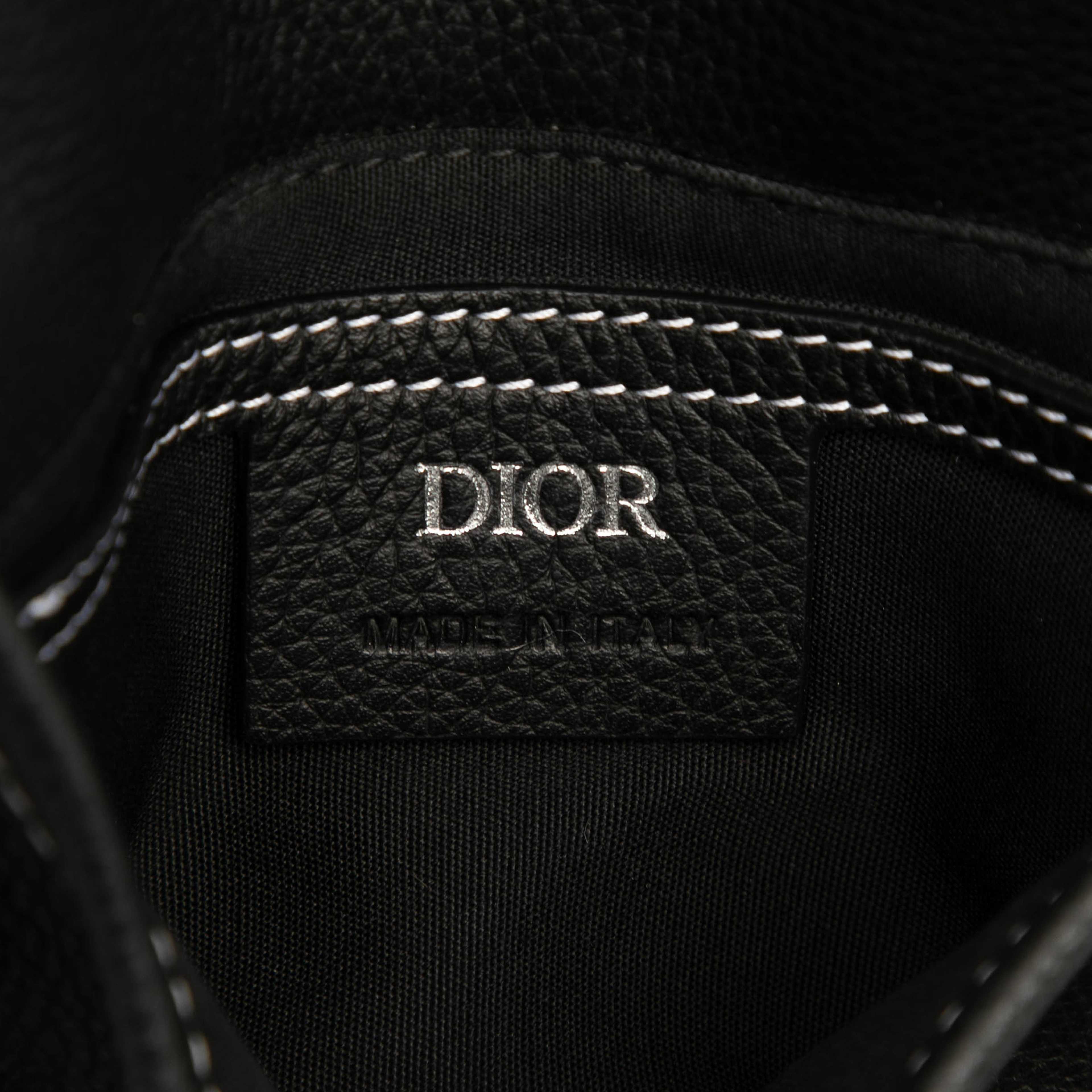 Dior Grained Calfskin Saddle Flat Messenger Bag, från Luxclusif, i färgen black. Klicka för att öppna bilden i stort format