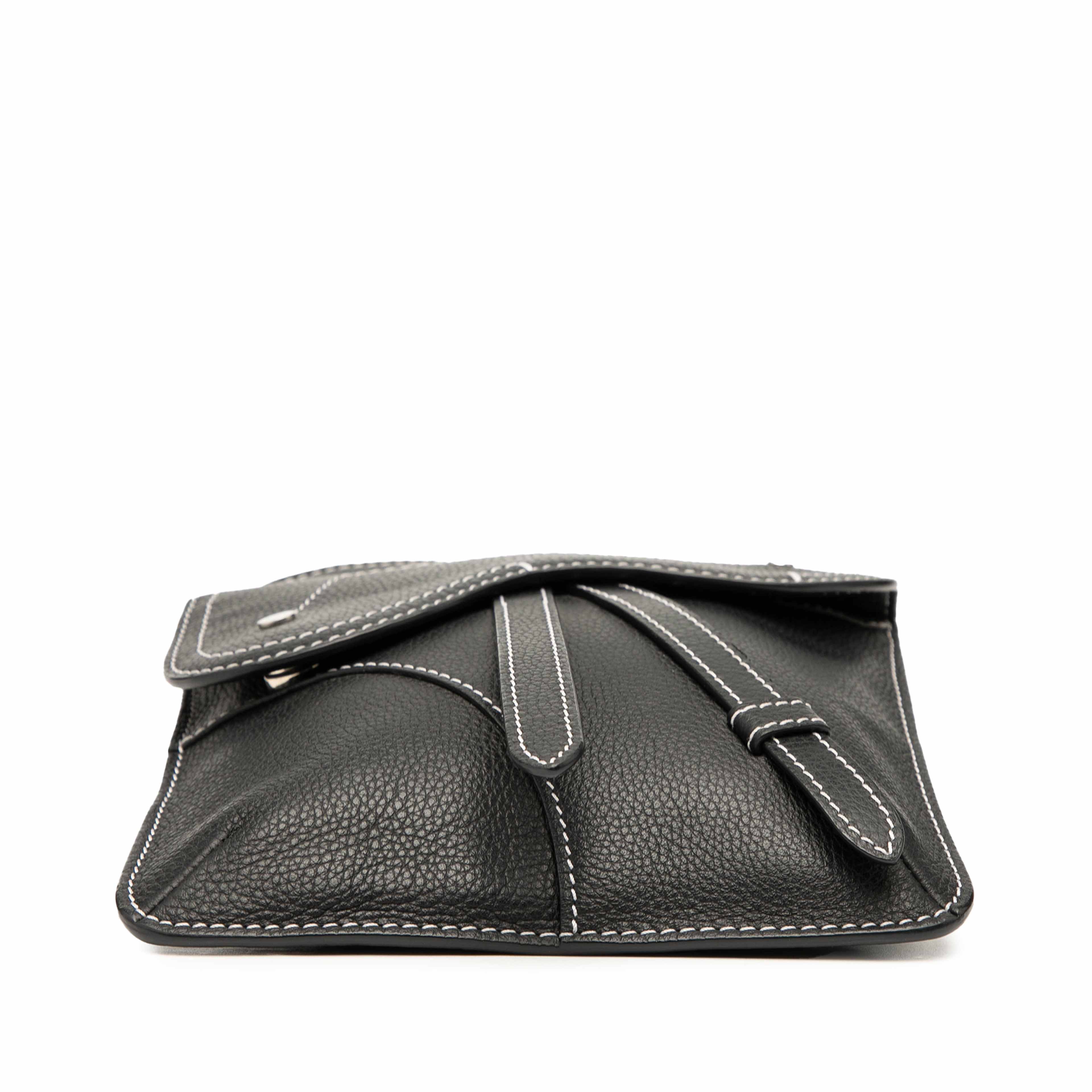 Dior Grained Calfskin Saddle Flat Messenger Bag, från Luxclusif, i färgen black. Klicka för att öppna bilden i stort format
