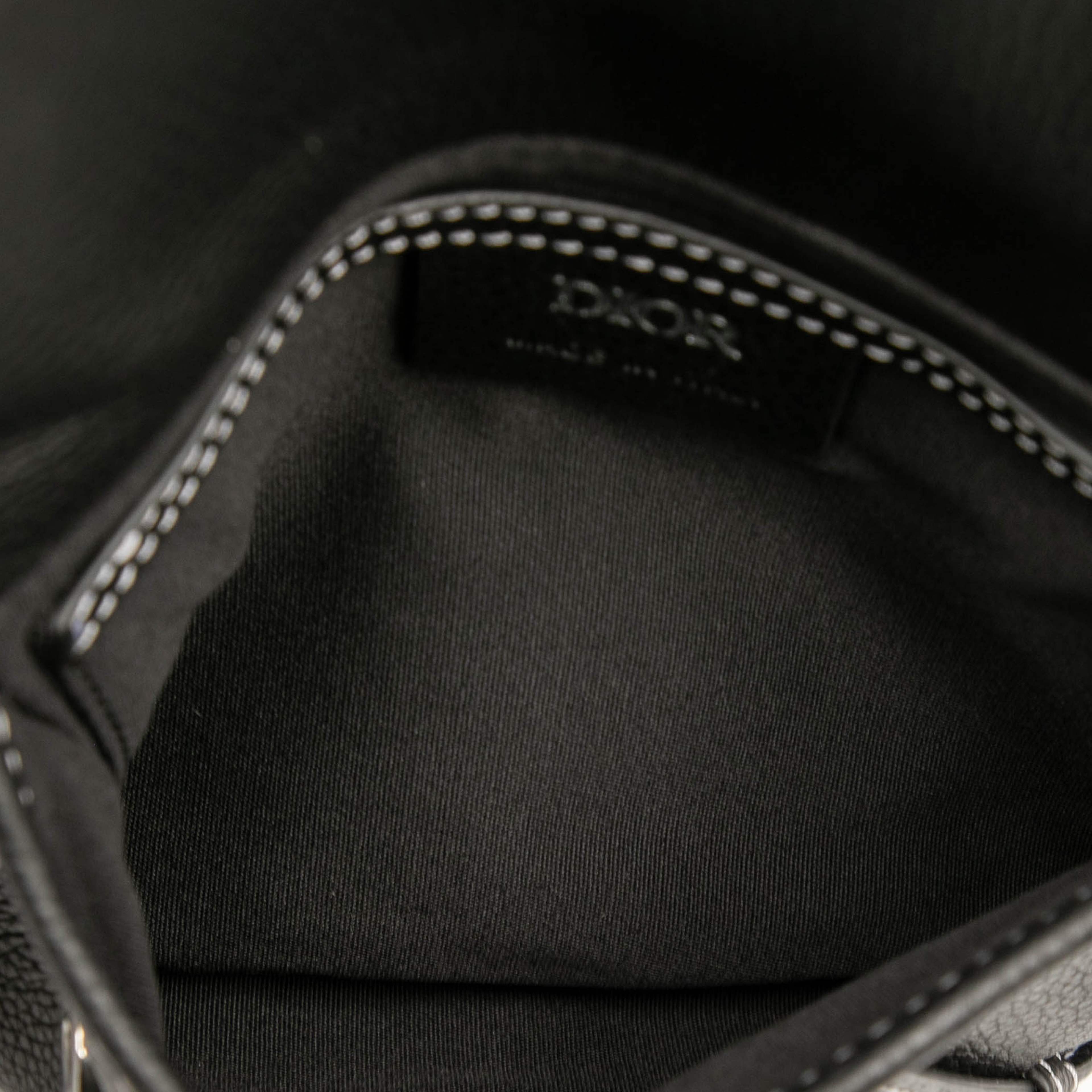 Dior Grained Calfskin Saddle Flat Messenger Bag, från Luxclusif, i färgen black. Klicka för att öppna bilden i stort format
