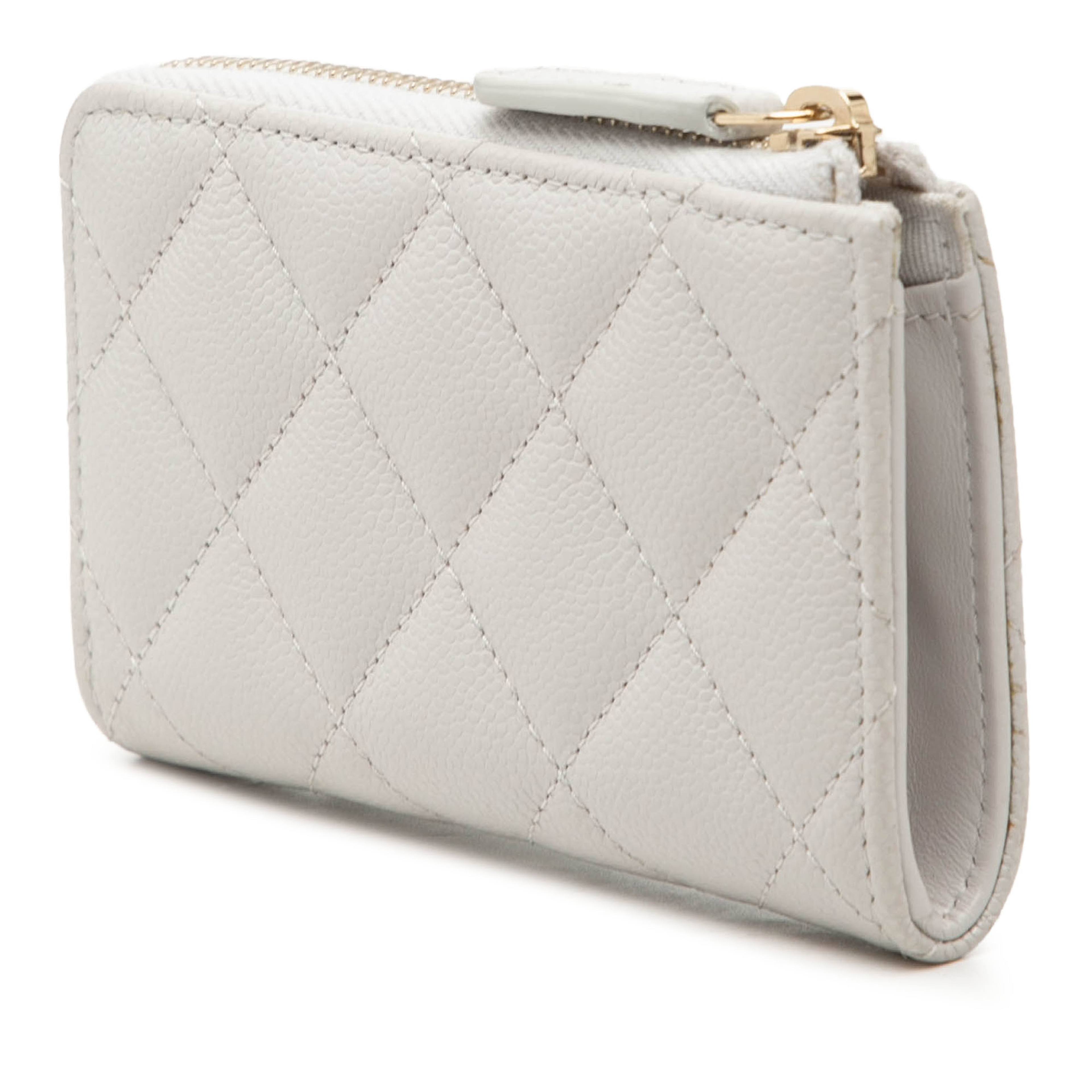 Chanel Cc Quilted Caviar Zip Around Card Holder, från Luxclusif, i färgen vit. Klicka för att öppna bilden i stort format