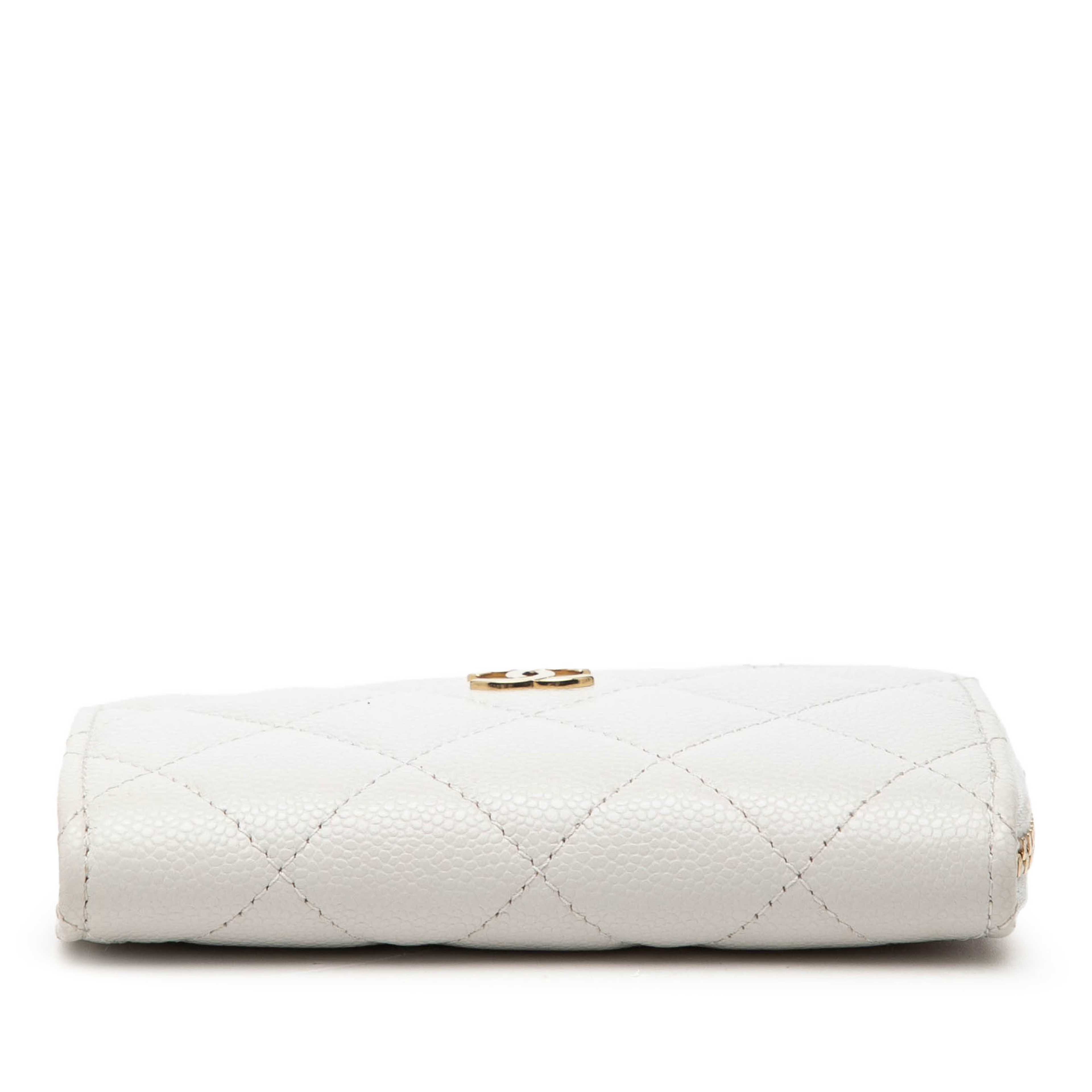 Chanel Cc Quilted Caviar Zip Around Card Holder, från Luxclusif, i färgen white. Klicka för att öppna bilden i stort format