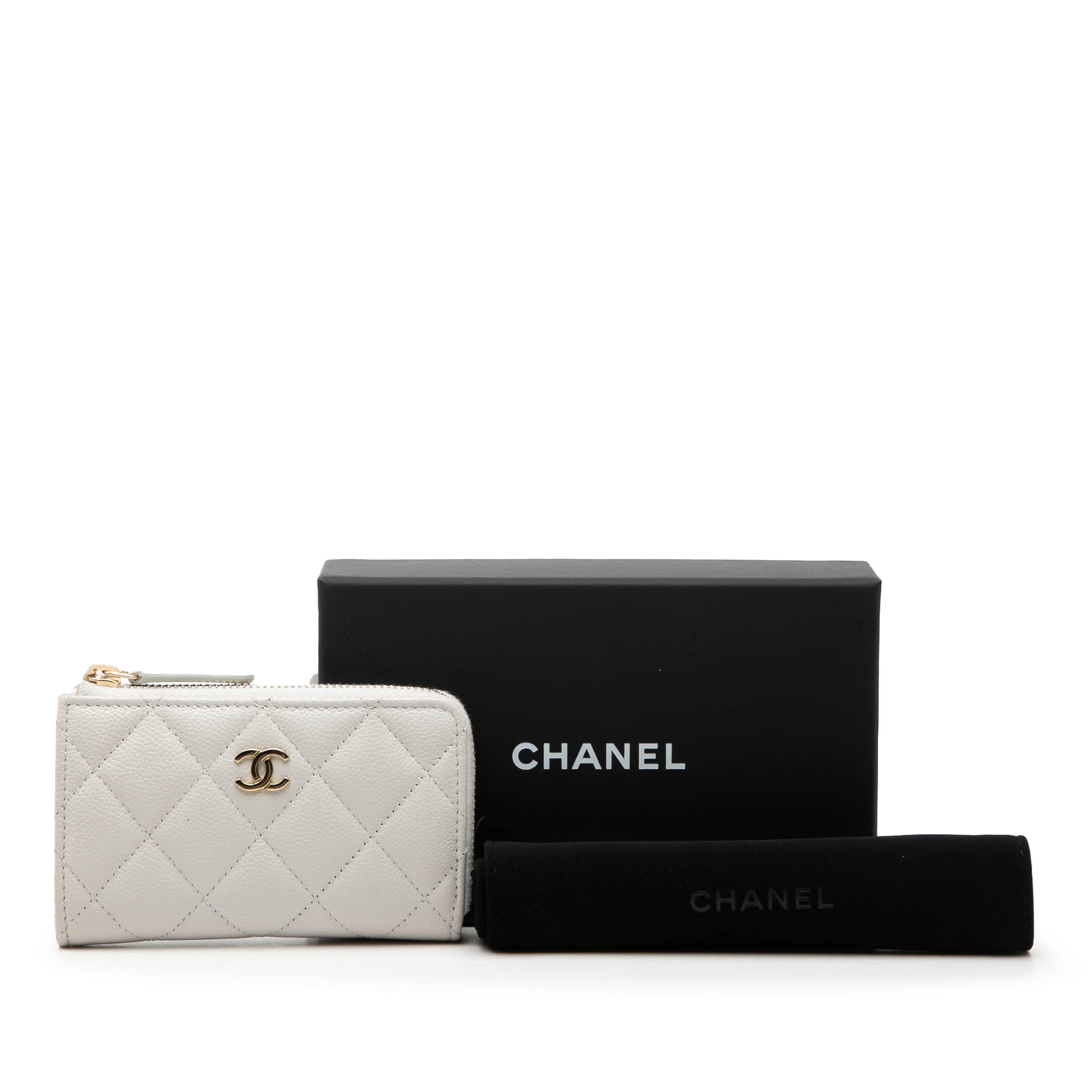 Chanel Cc Quilted Caviar Zip Around Card Holder, från Luxclusif, i färgen vit. Klicka för att öppna bilden i stort format