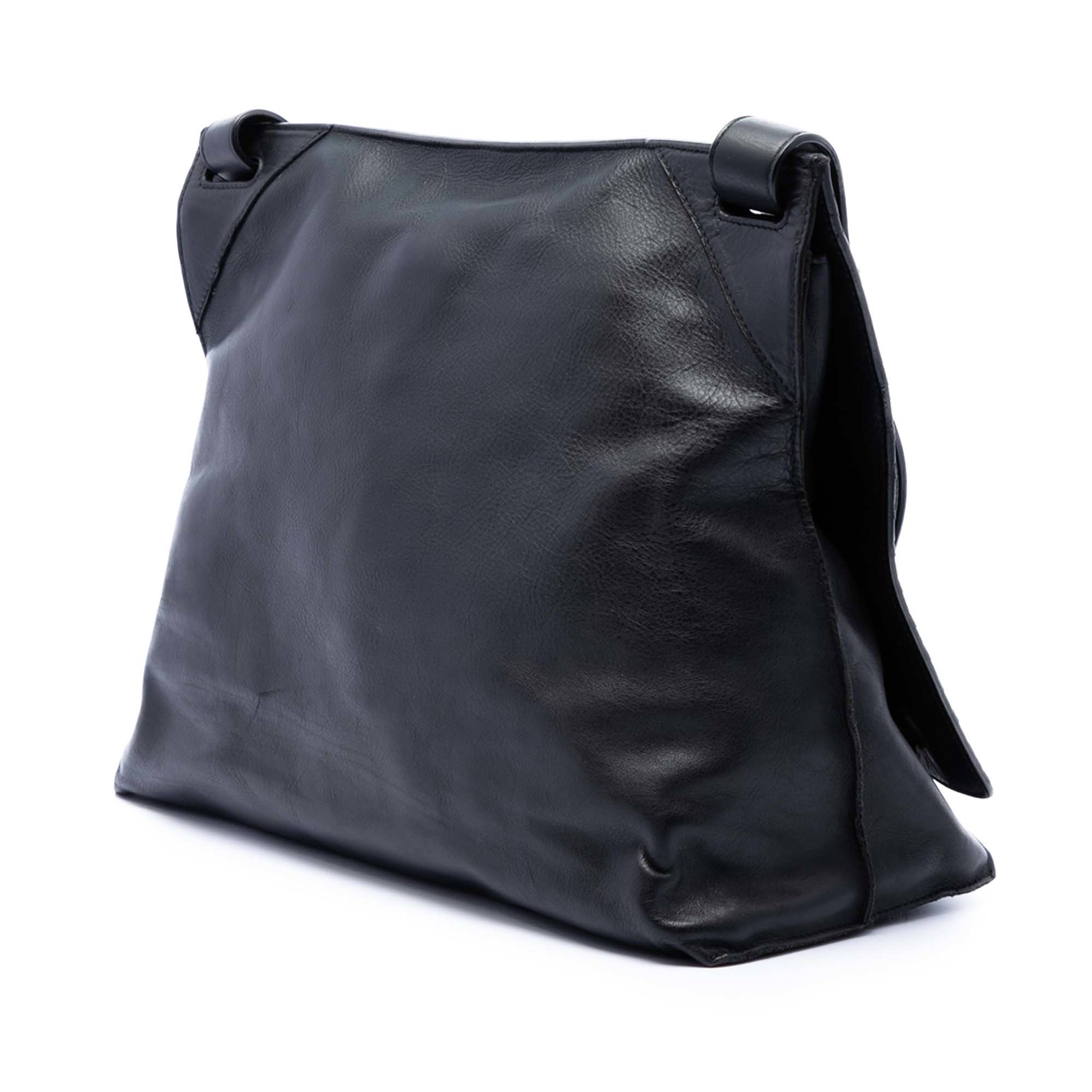 Bottega Veneta Intrecciato Trimmed Nappa Messenger Bag, från Luxclusif, i färgen black. Klicka för att öppna bilden i stort format