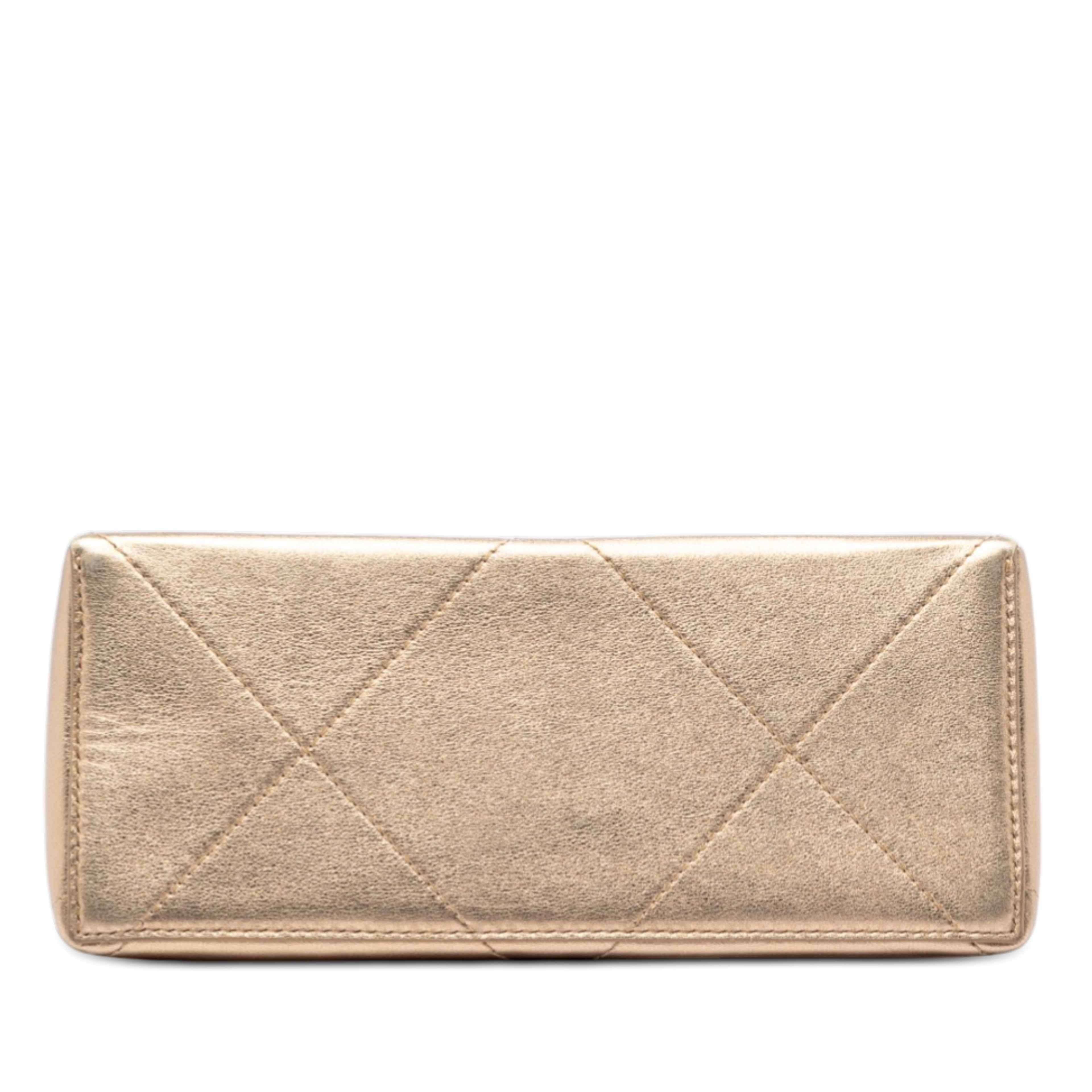 Chanel Small Calfskin Kiss Lock Frame Bag, från Luxclusif, i färgen guld. Klicka för att öppna bilden i stort format