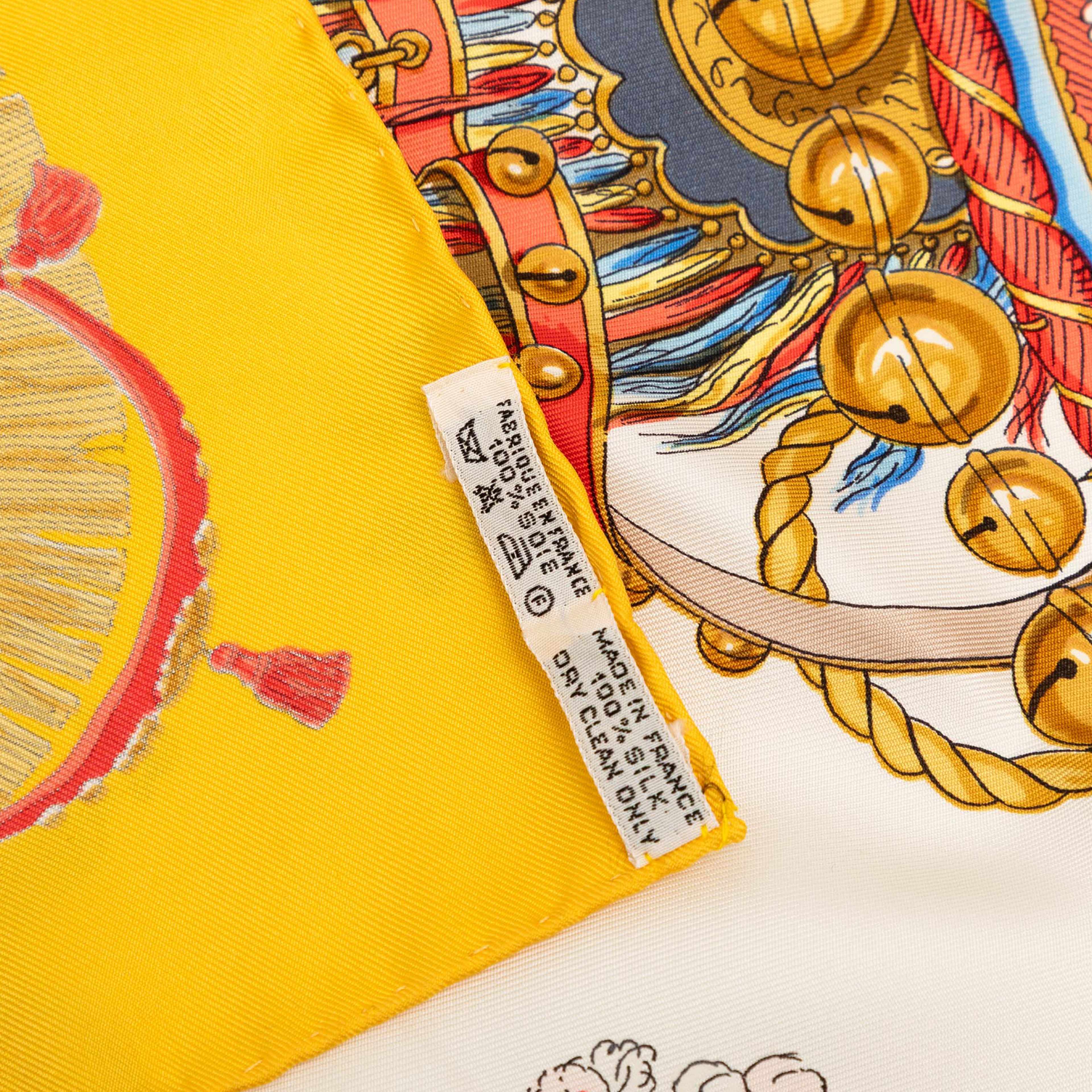 Hermès Caparacons De La France Et De L Inde Silk Scarf 90, från Luxclusif, i färgen gul. Klicka för att öppna bilden i stort format