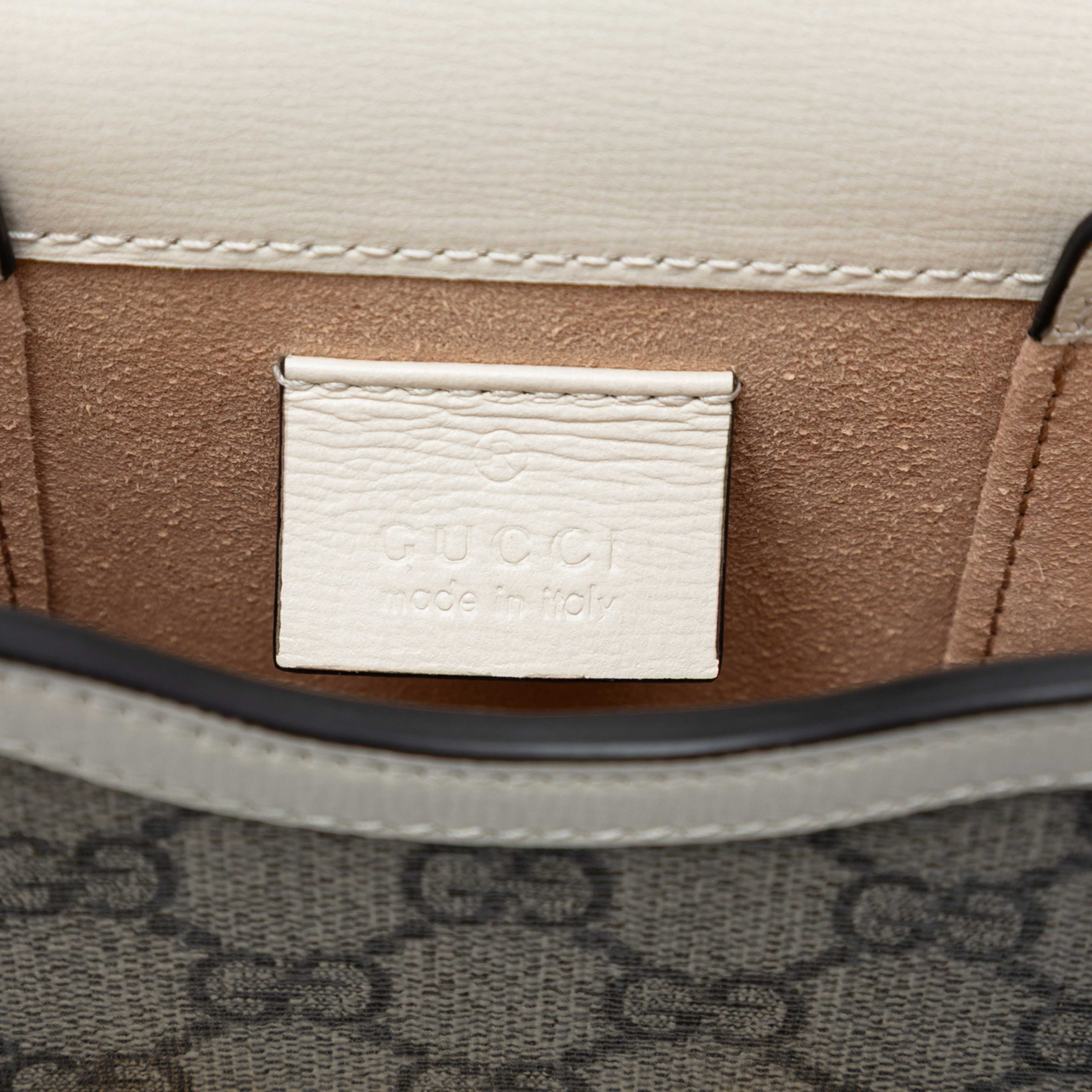 Gucci Mini Gg Supreme Horsebit 1955 Crossbody, från Luxclusif, i färgen beige. Klicka för att öppna bilden i stort format