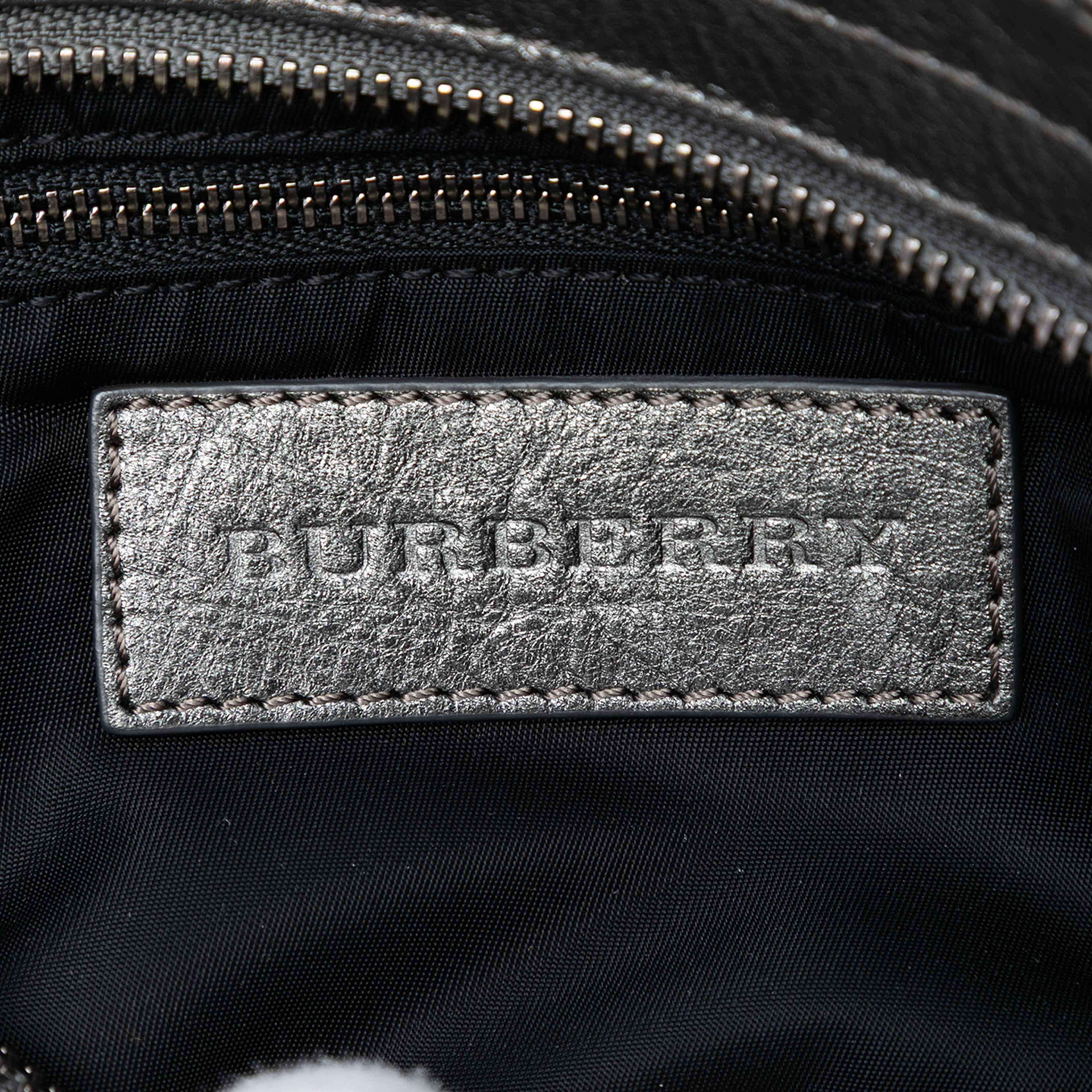 Burberry Shimmer Check Canvas Shoulder Bag, från Luxclusif, i färgen gray. Klicka för att öppna bilden i stort format