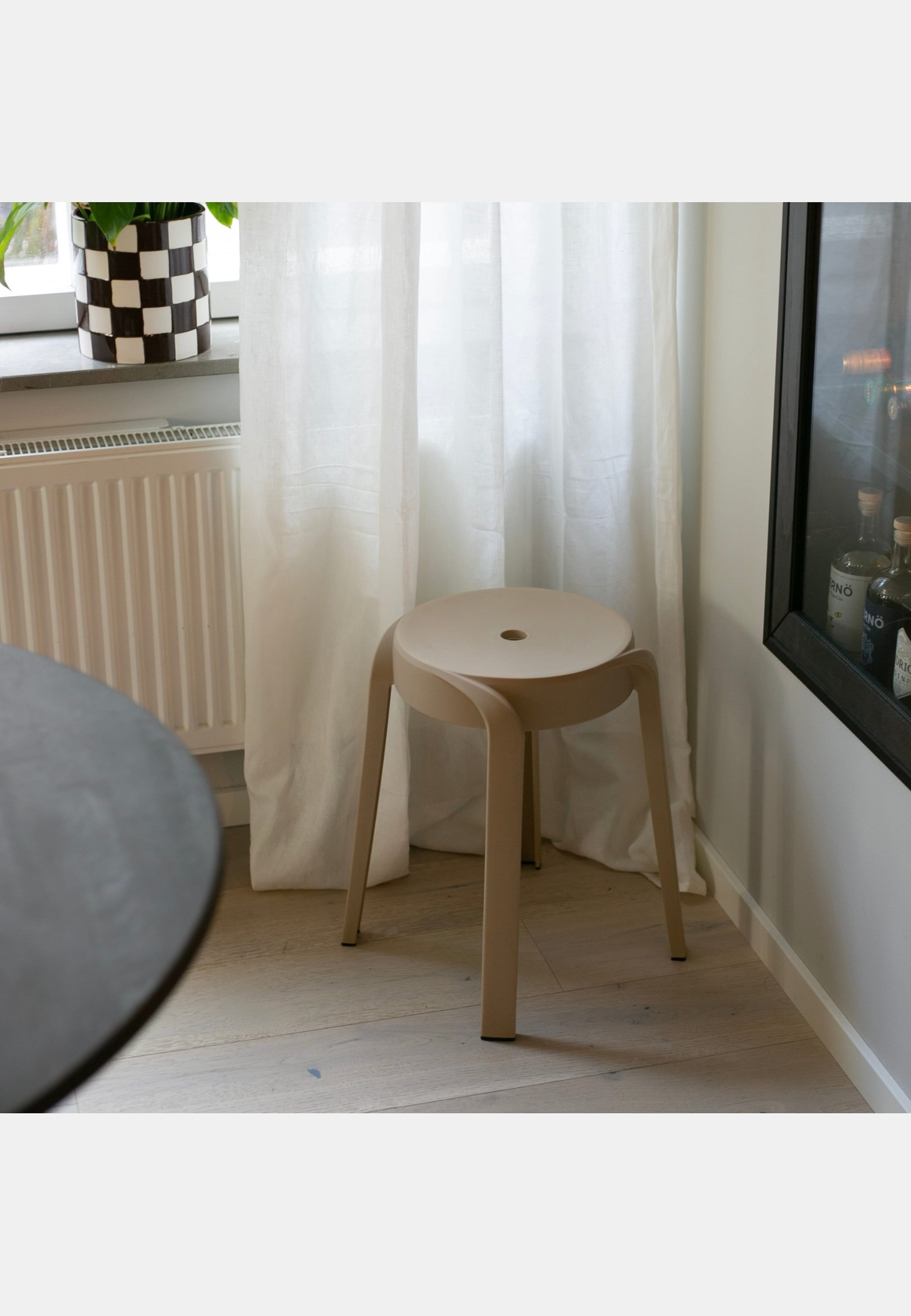 Pall Twist Stapelbar, från Designtorget, i färgen beige. Klicka för att öppna bilden i stort format