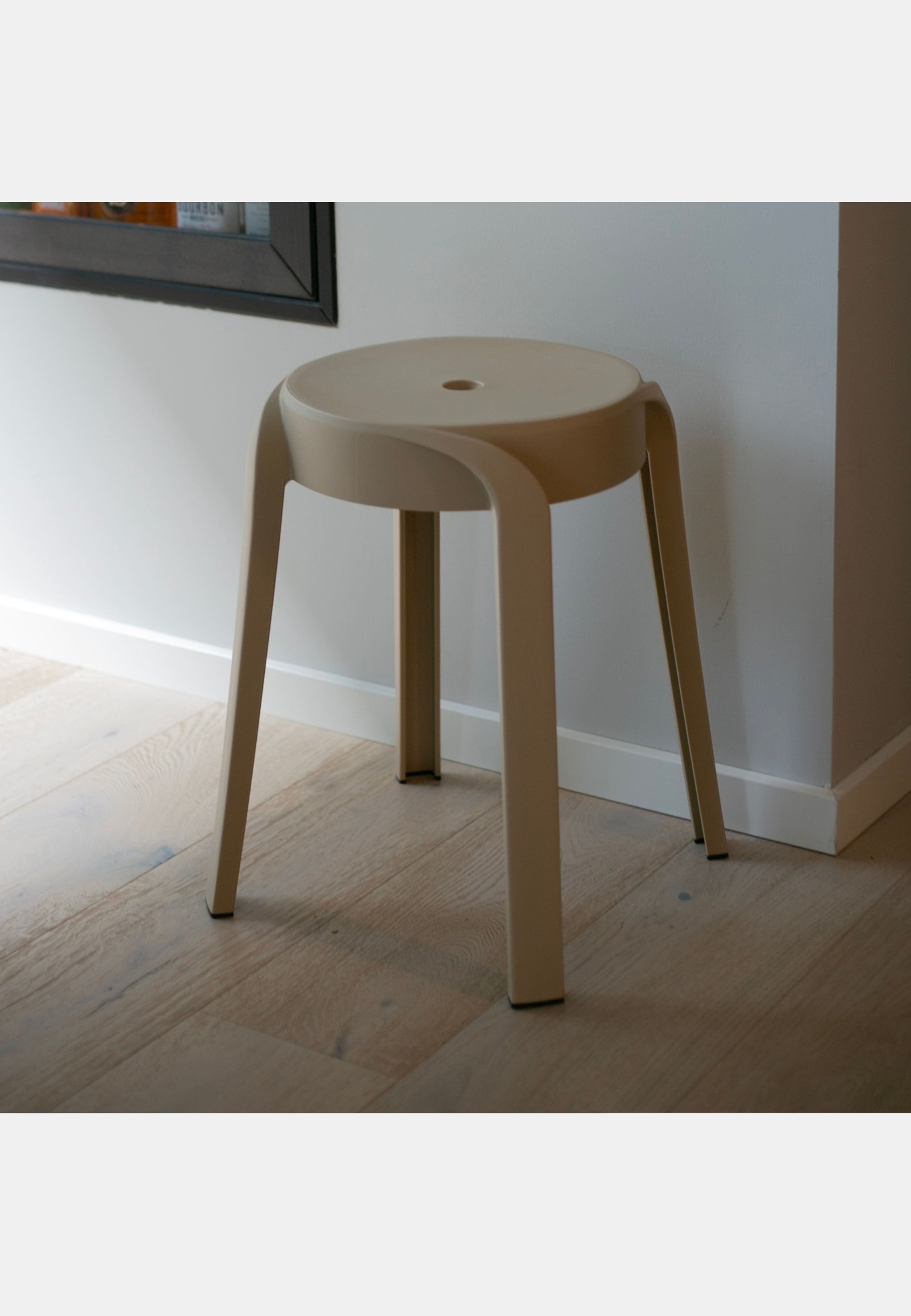 Pall Twist Stapelbar, från Designtorget, i färgen beige. Klicka för att öppna bilden i stort format