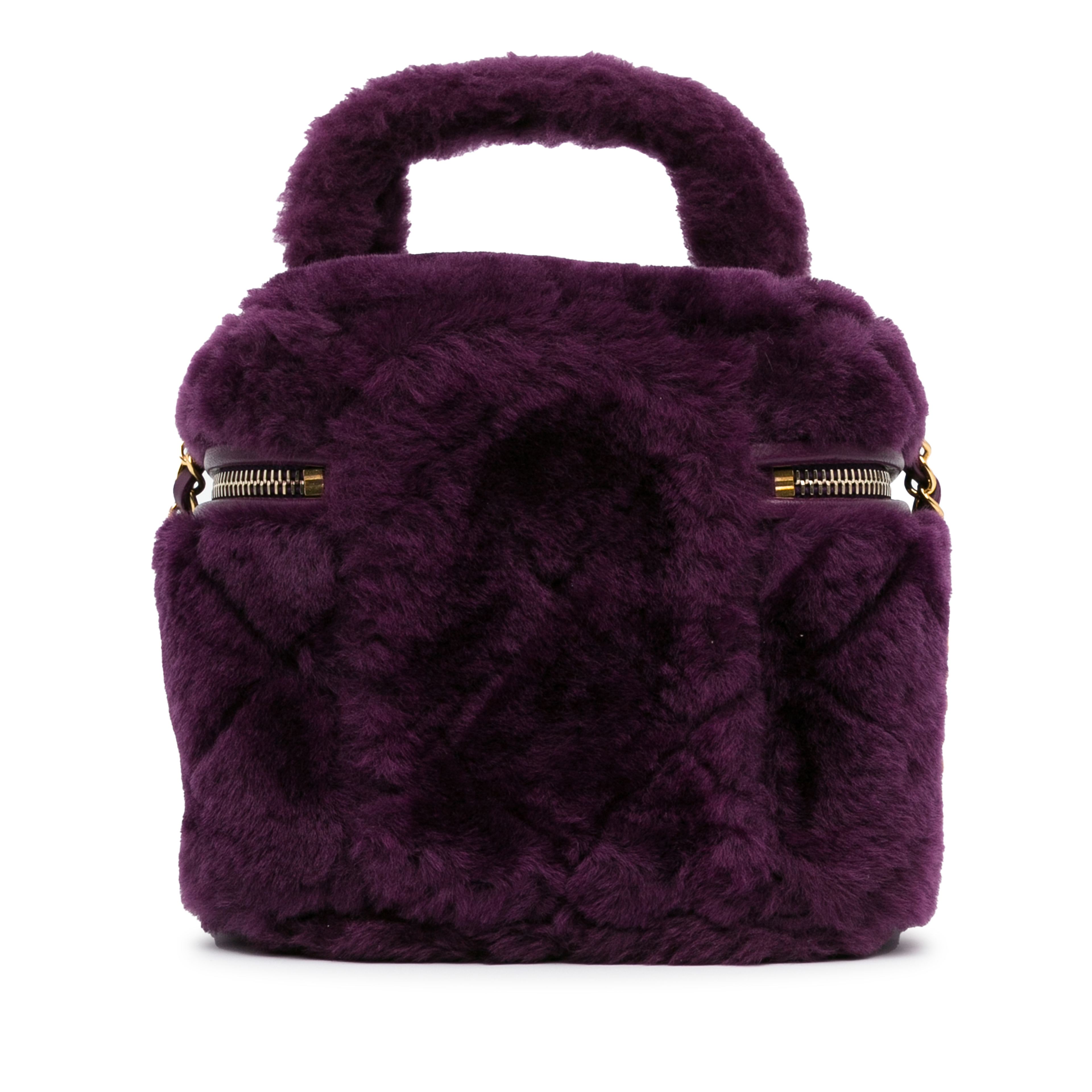 Chanel Small Quilted Shearling Vanity Case, från Luxclusif, i färgen purpur. Klicka för att öppna bilden i stort format