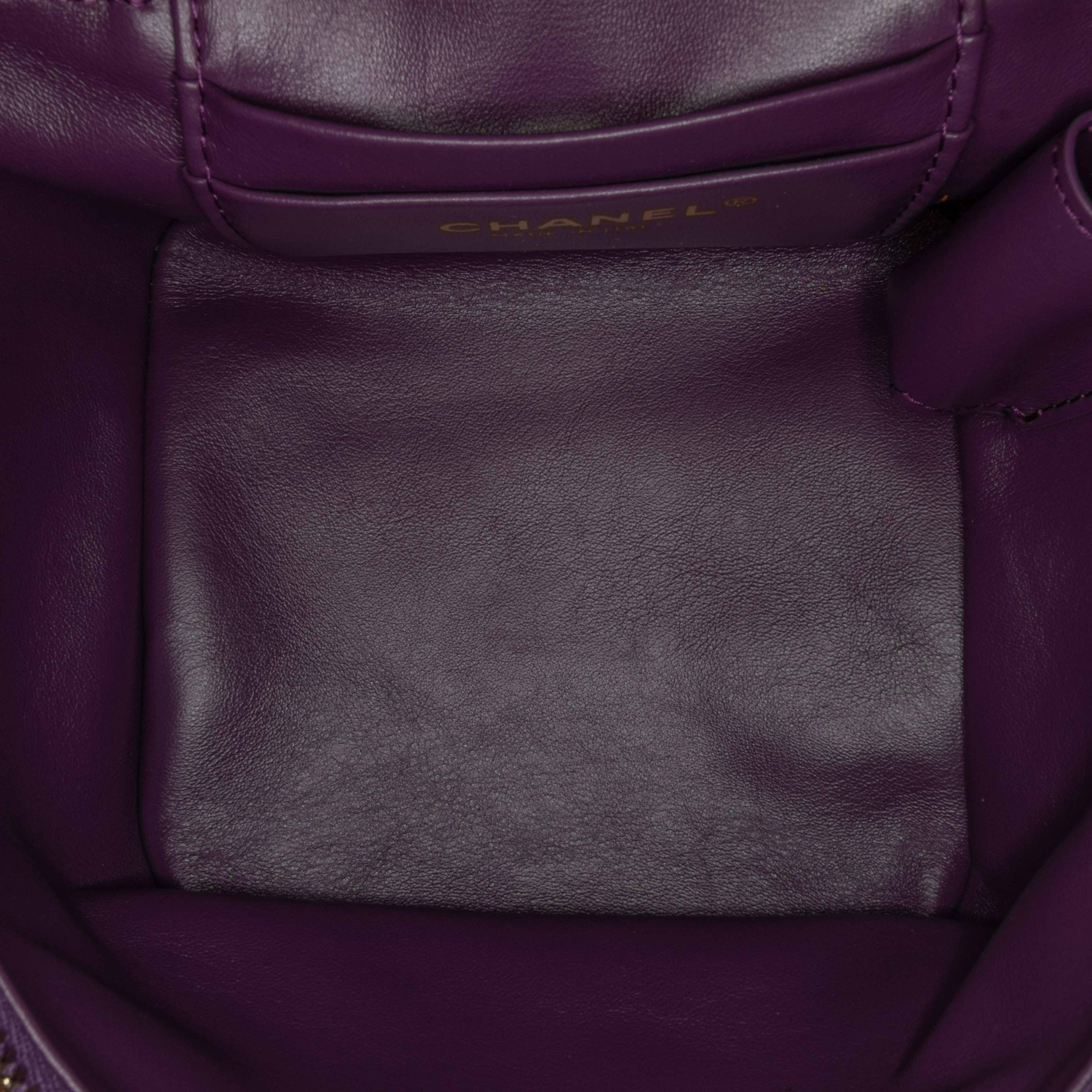 Chanel Small Quilted Shearling Vanity Case, från Luxclusif, i färgen purple. Klicka för att öppna bilden i stort format
