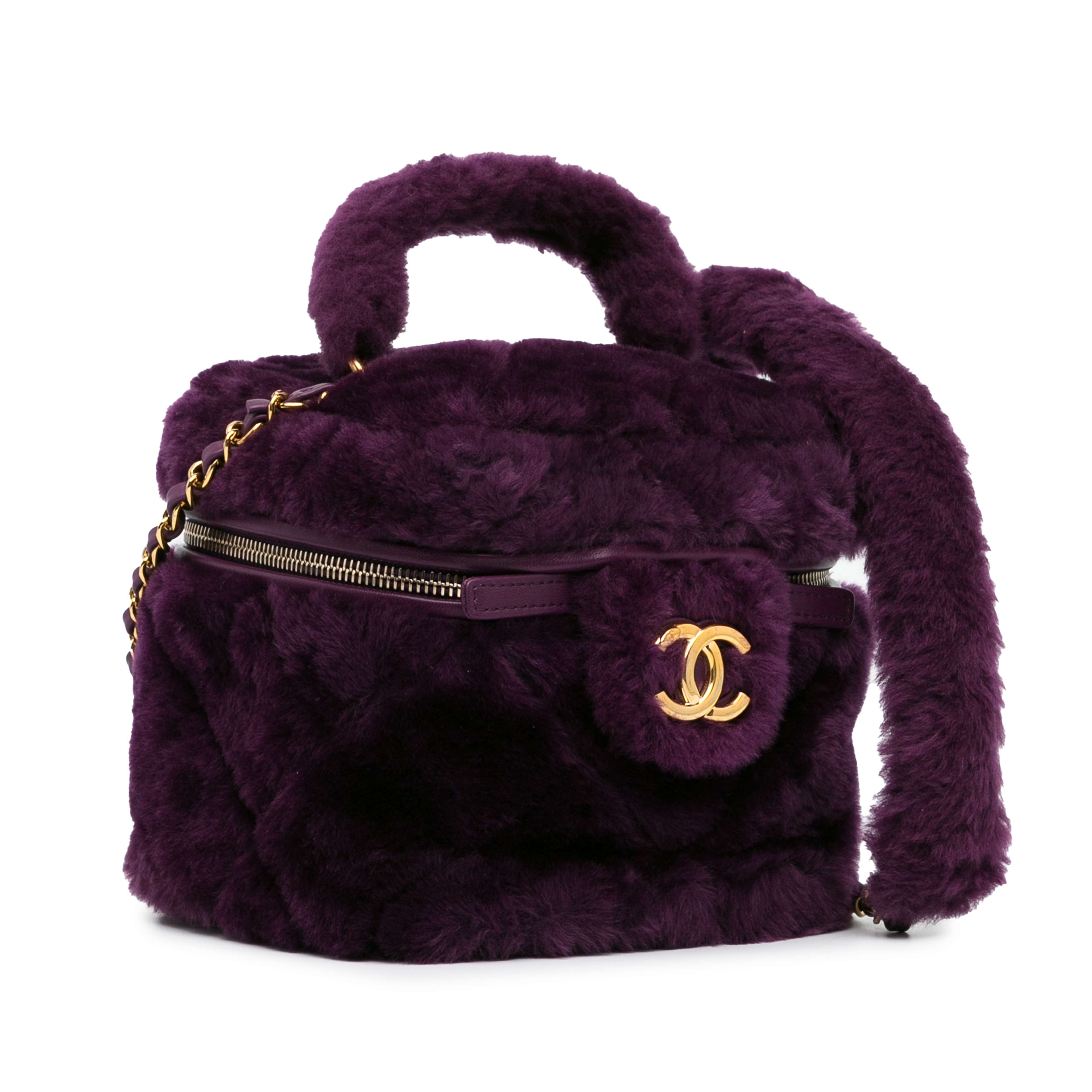 Chanel Small Quilted Shearling Vanity Case, från Luxclusif, i färgen purpur. Klicka för att öppna bilden i stort format