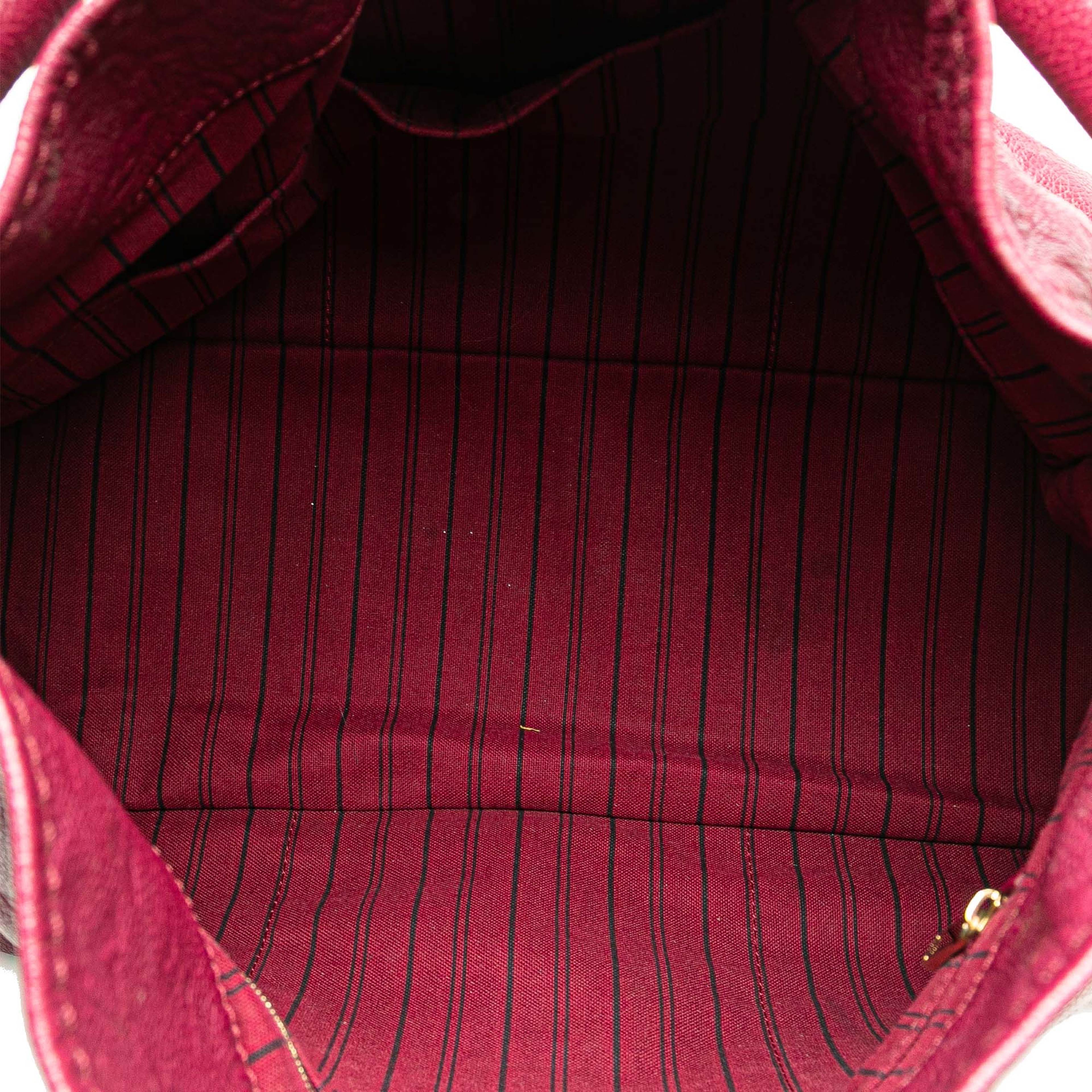 Louis Vuitton Monogram Empreinte Artsy Mm, från Luxclusif, i färgen bordeaux. Klicka för att öppna bilden i stort format