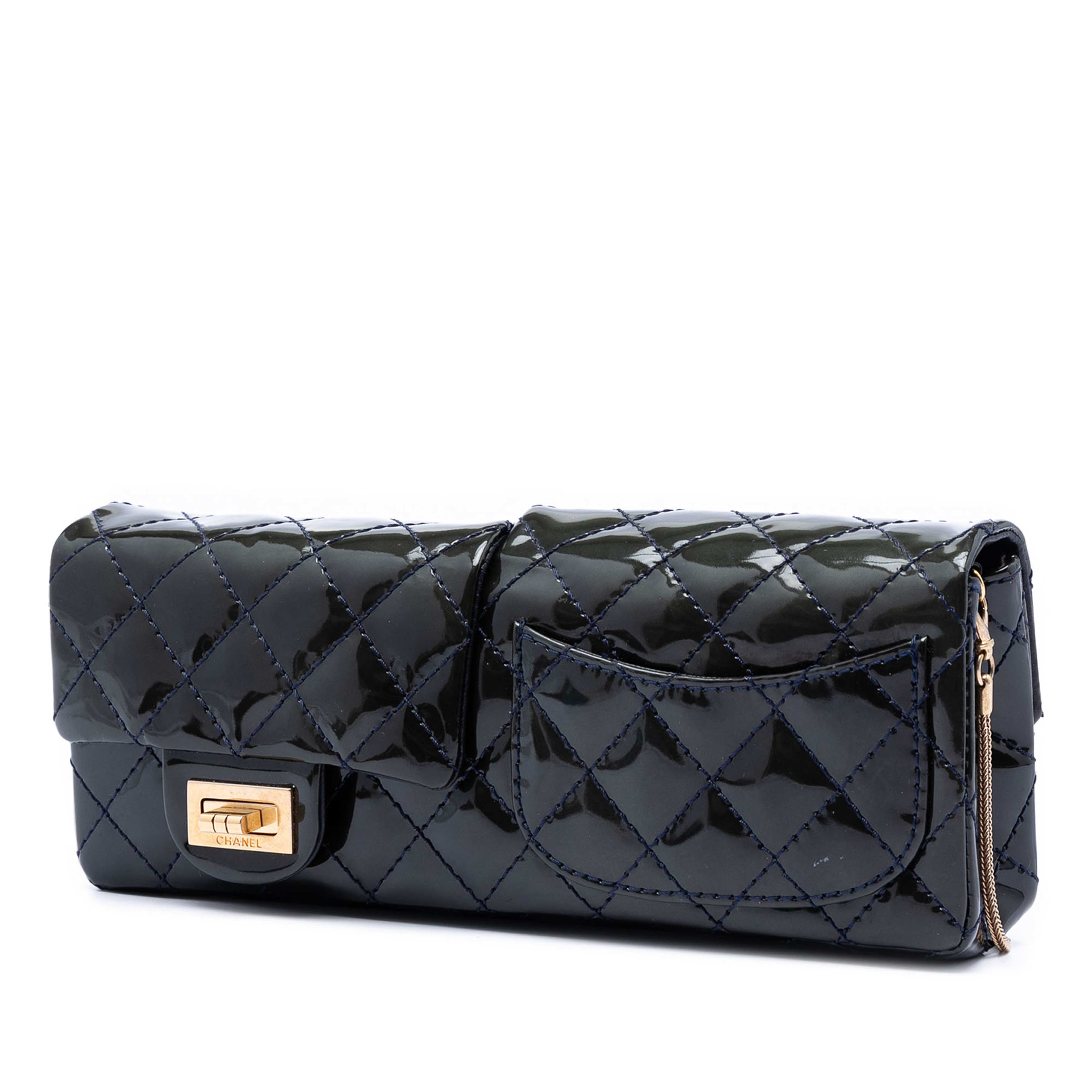 Chanel Quilted Patent Reissue 2.55 Reversible Chain Flap, från Luxclusif, i färgen navy. Klicka för att öppna bilden i stort format