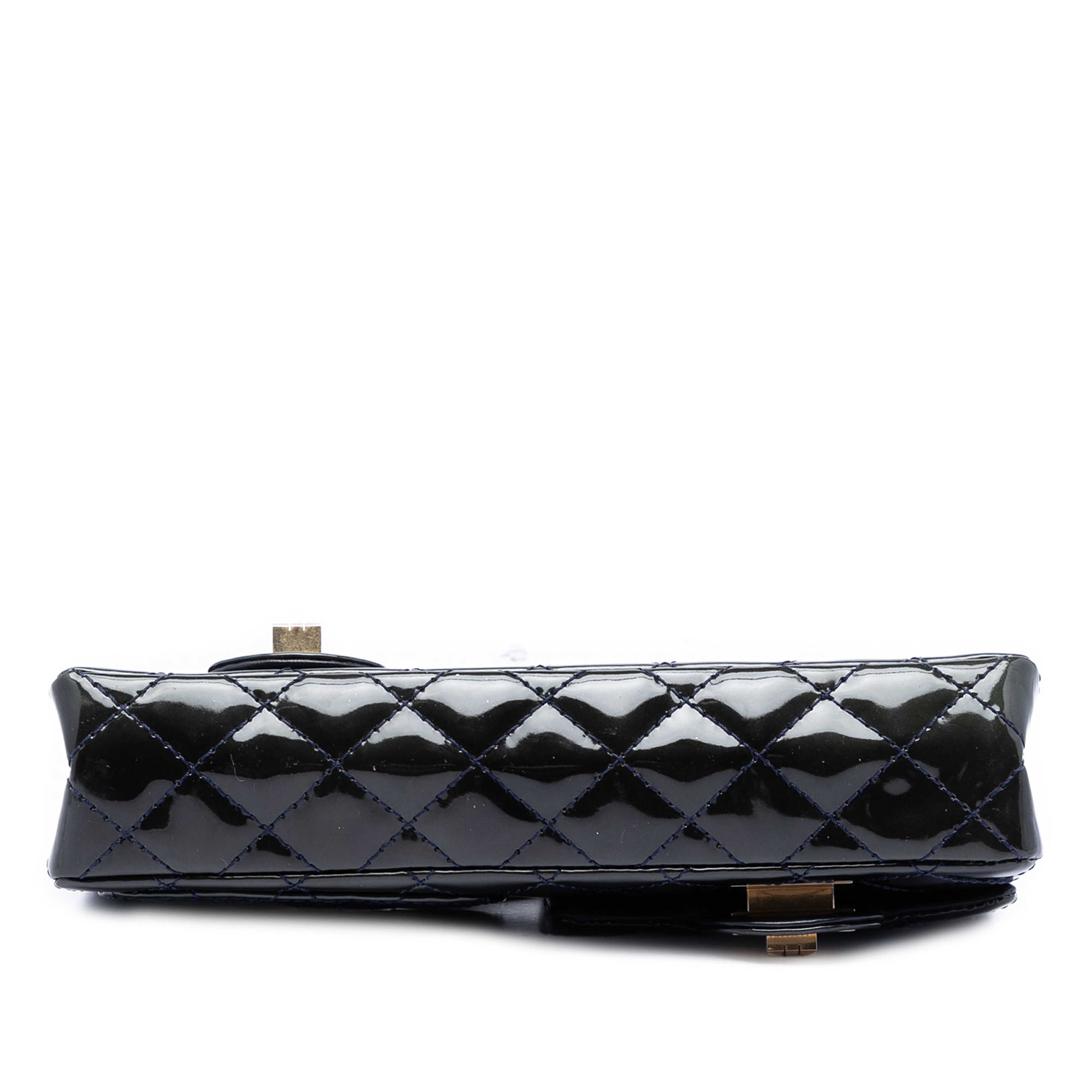 Chanel Quilted Patent Reissue 2.55 Reversible Chain Flap, från Luxclusif, i färgen navy. Klicka för att öppna bilden i stort format