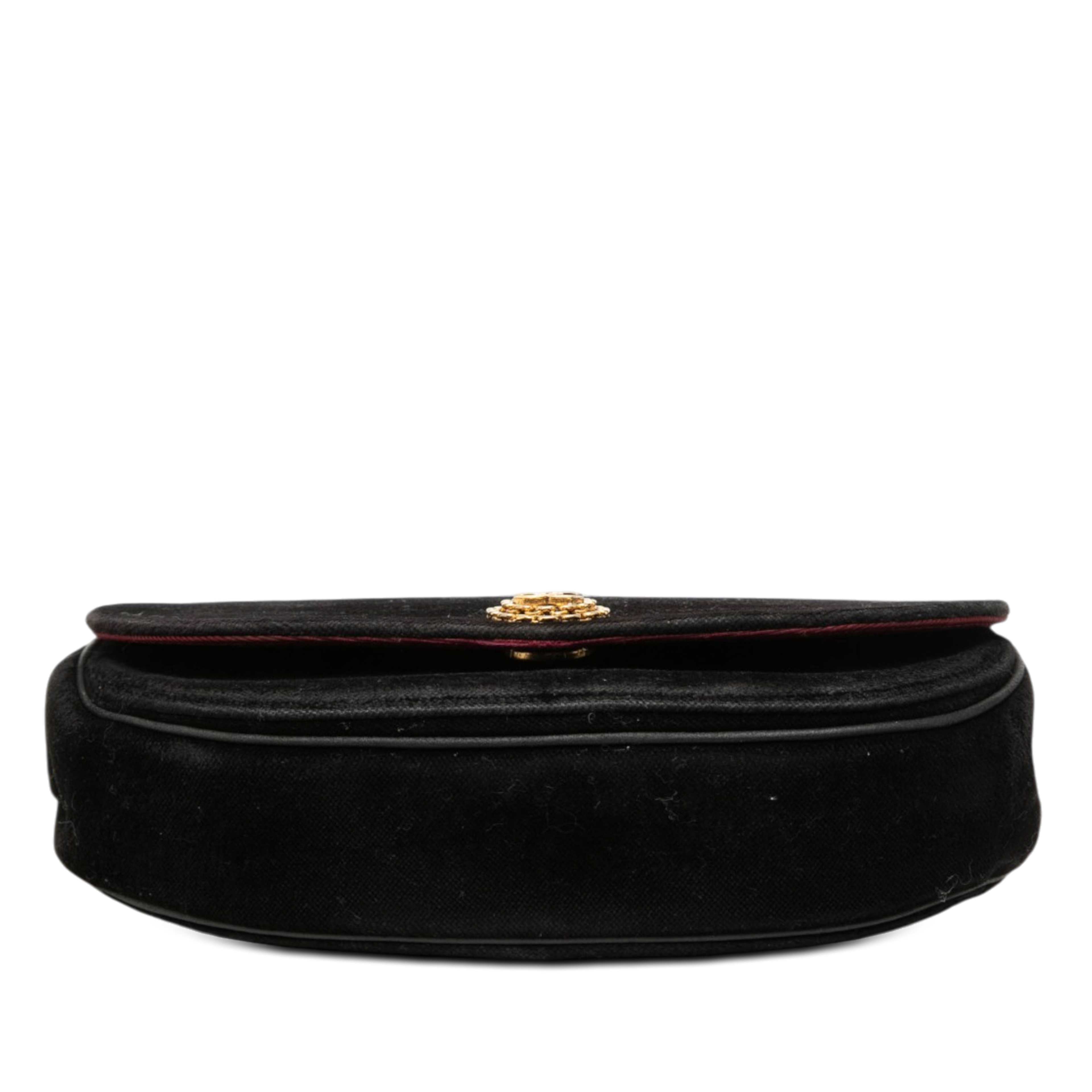 Chanel Cc Quilted Velvet Half Moon Flap, från Luxclusif, i färgen svart. Klicka för att öppna bilden i stort format