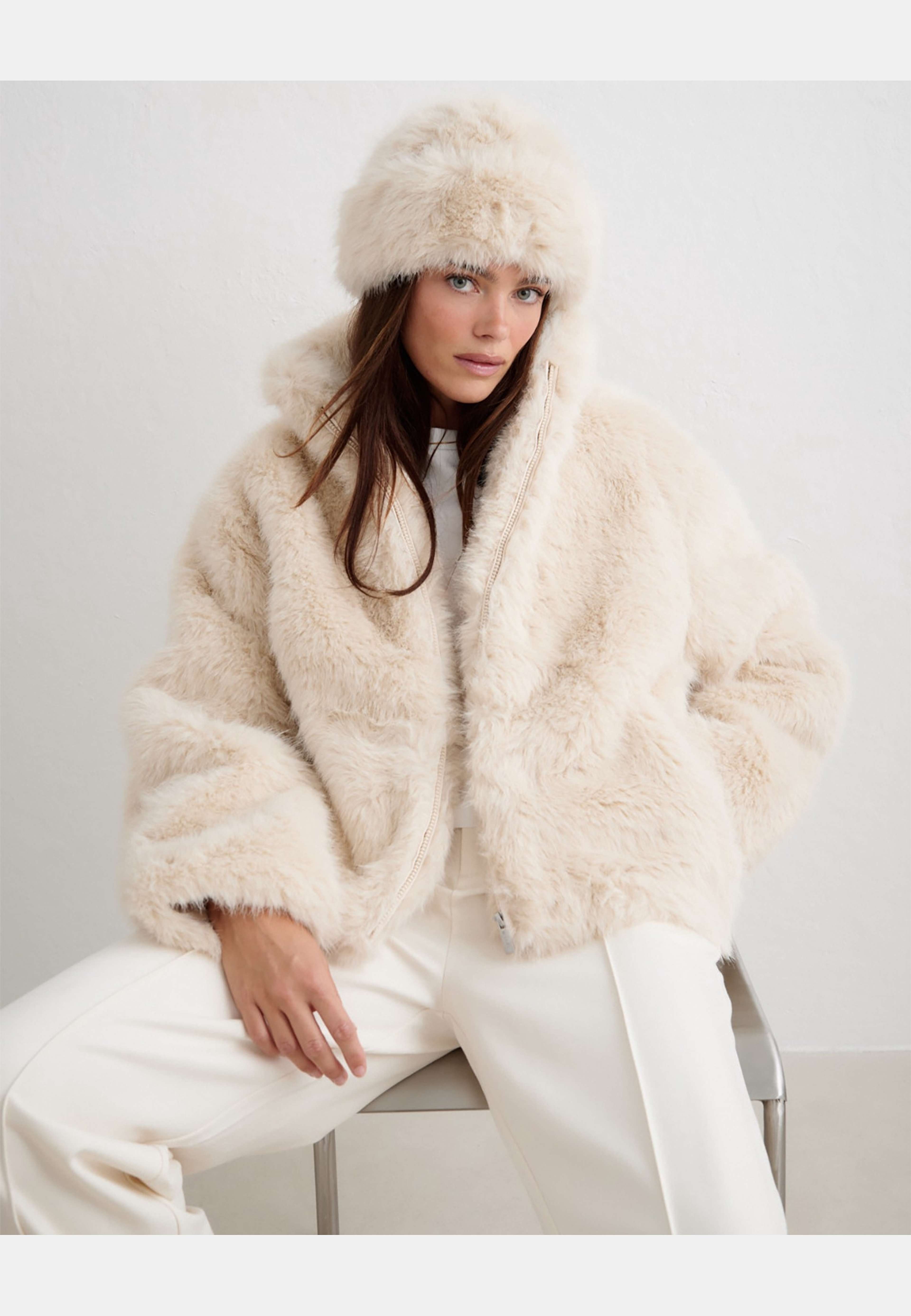 Faux Fur Jacket, från aim'n, i färgen sand. Klicka för att öppna bilden i stort format