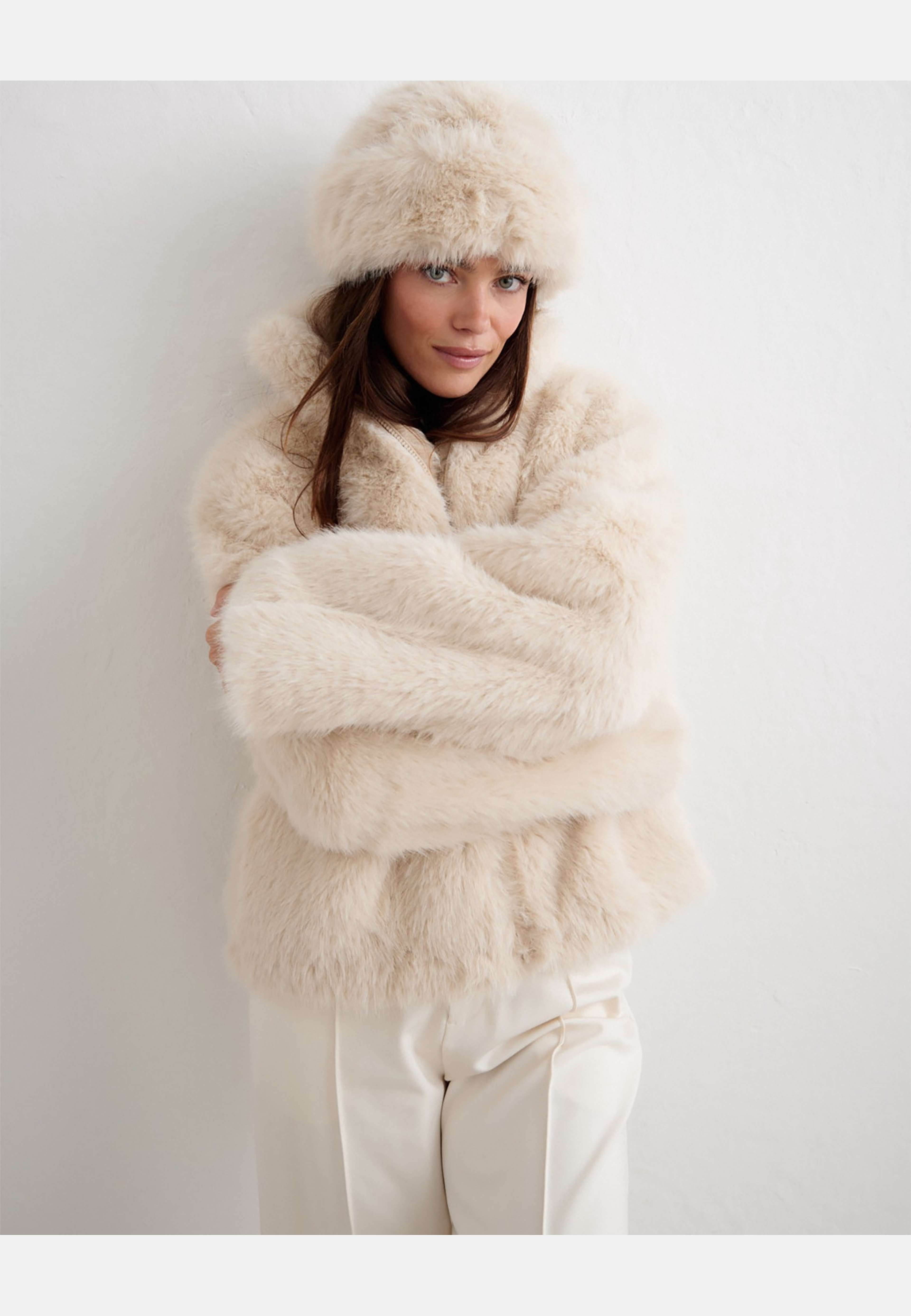 Faux Fur Jacket, från aim'n, i färgen sand. Klicka för att öppna bilden i stort format