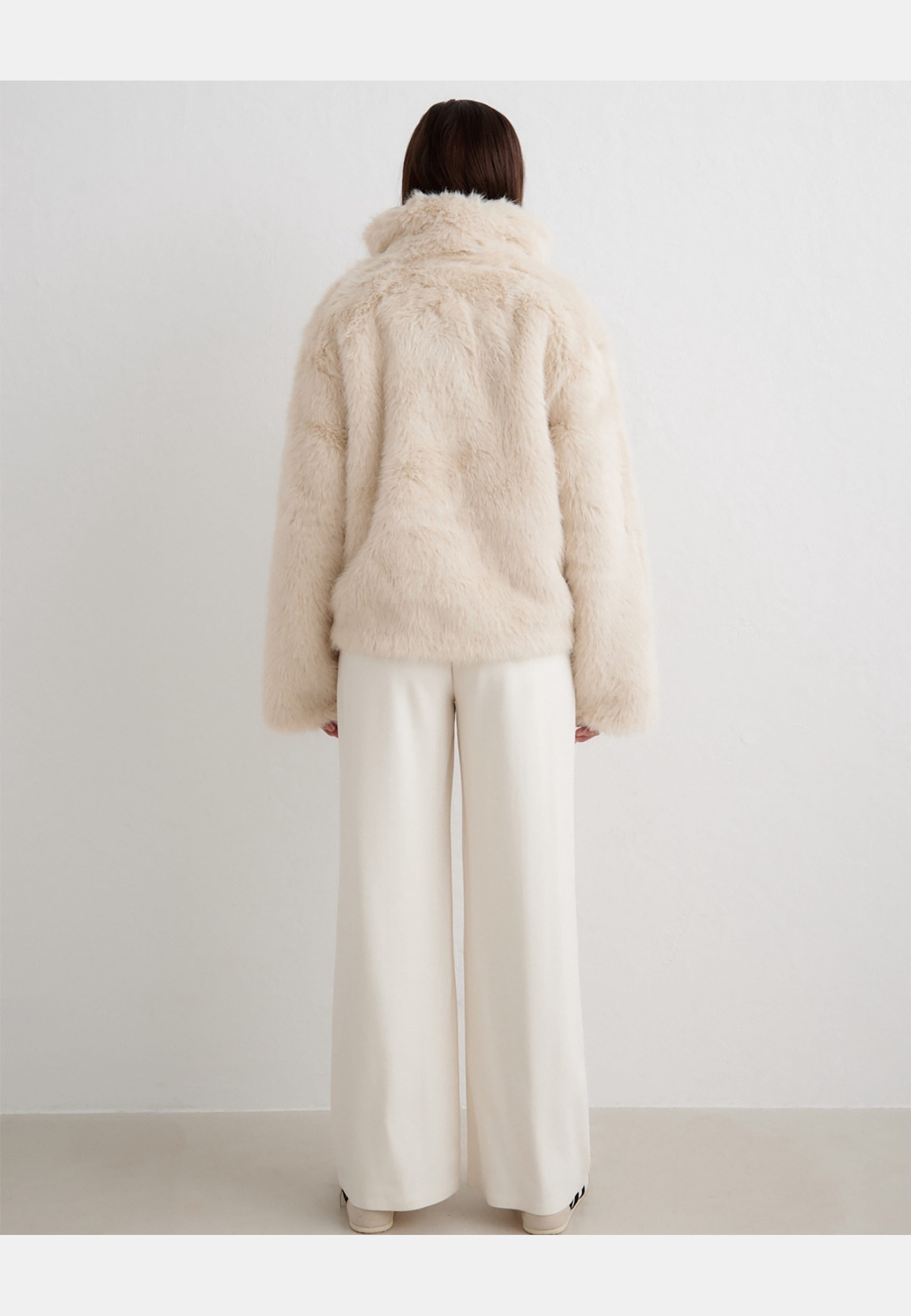 Faux Fur Jacket, från aim'n, i färgen sand. Klicka för att öppna bilden i stort format