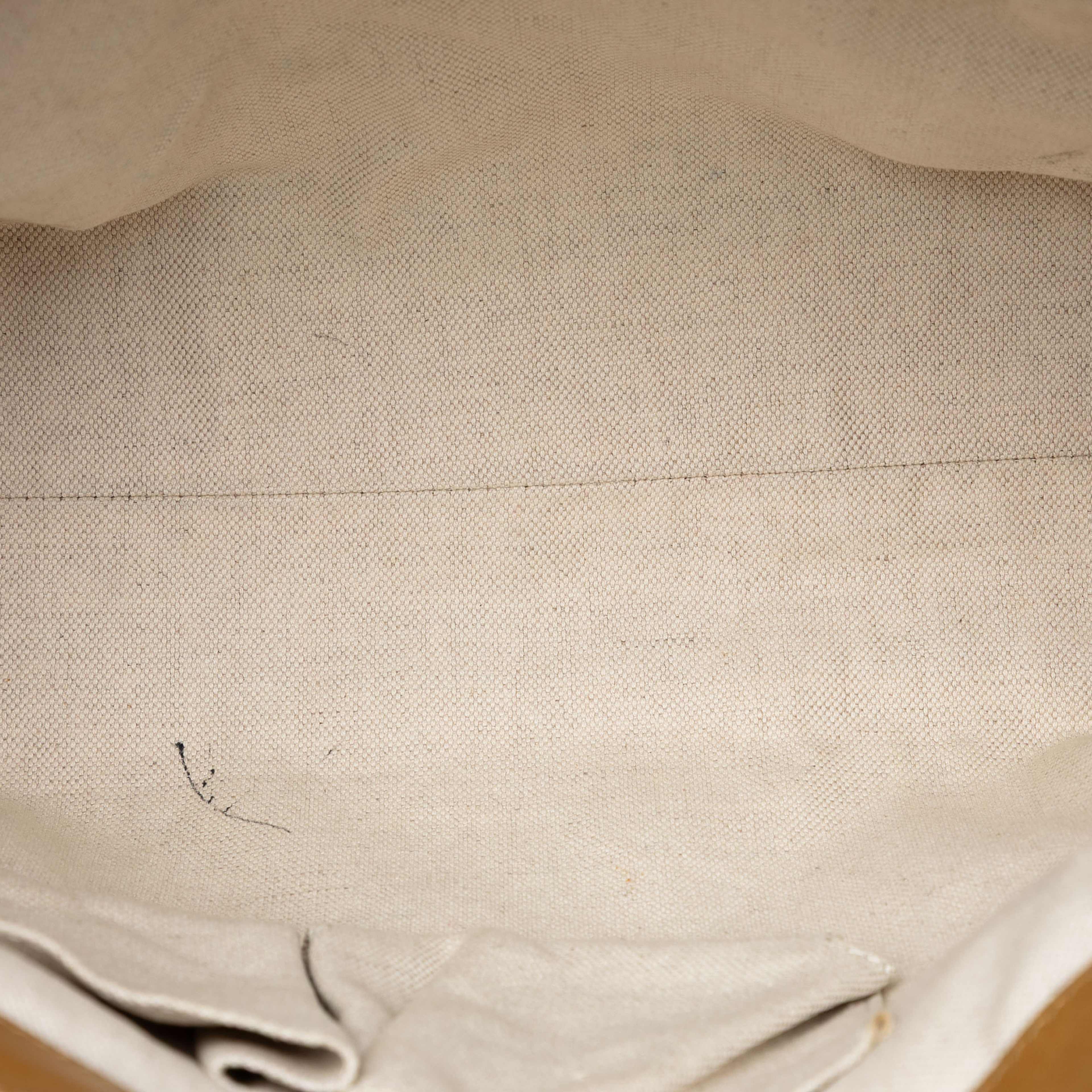 Gucci Gg Canvas Lovely Tote, från Luxclusif, i färgen beige. Klicka för att öppna bilden i stort format