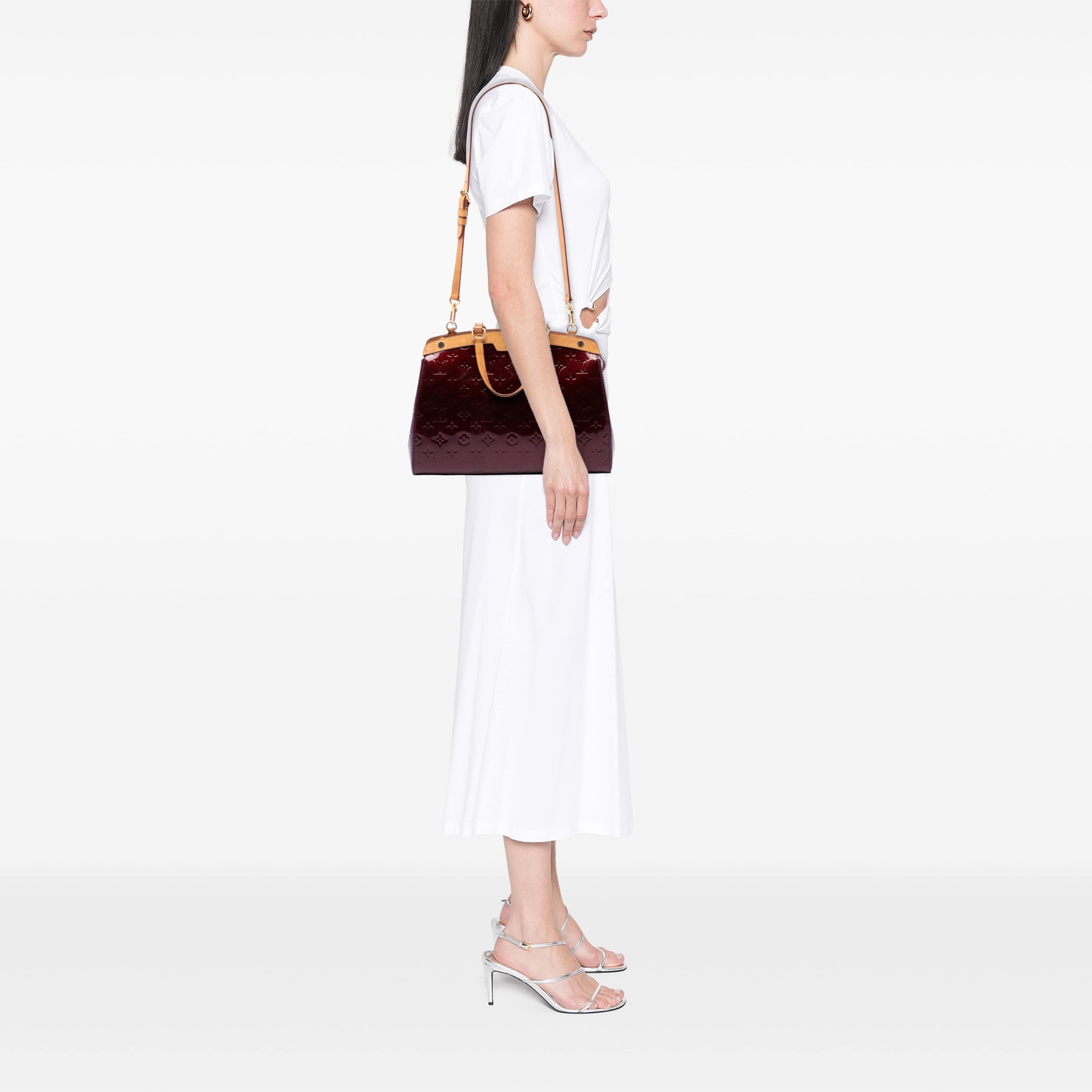 Louis Vuitton Monogram Vernis Brea Mm, från Luxclusif, i färgen röd. Klicka för att öppna bilden i stort format