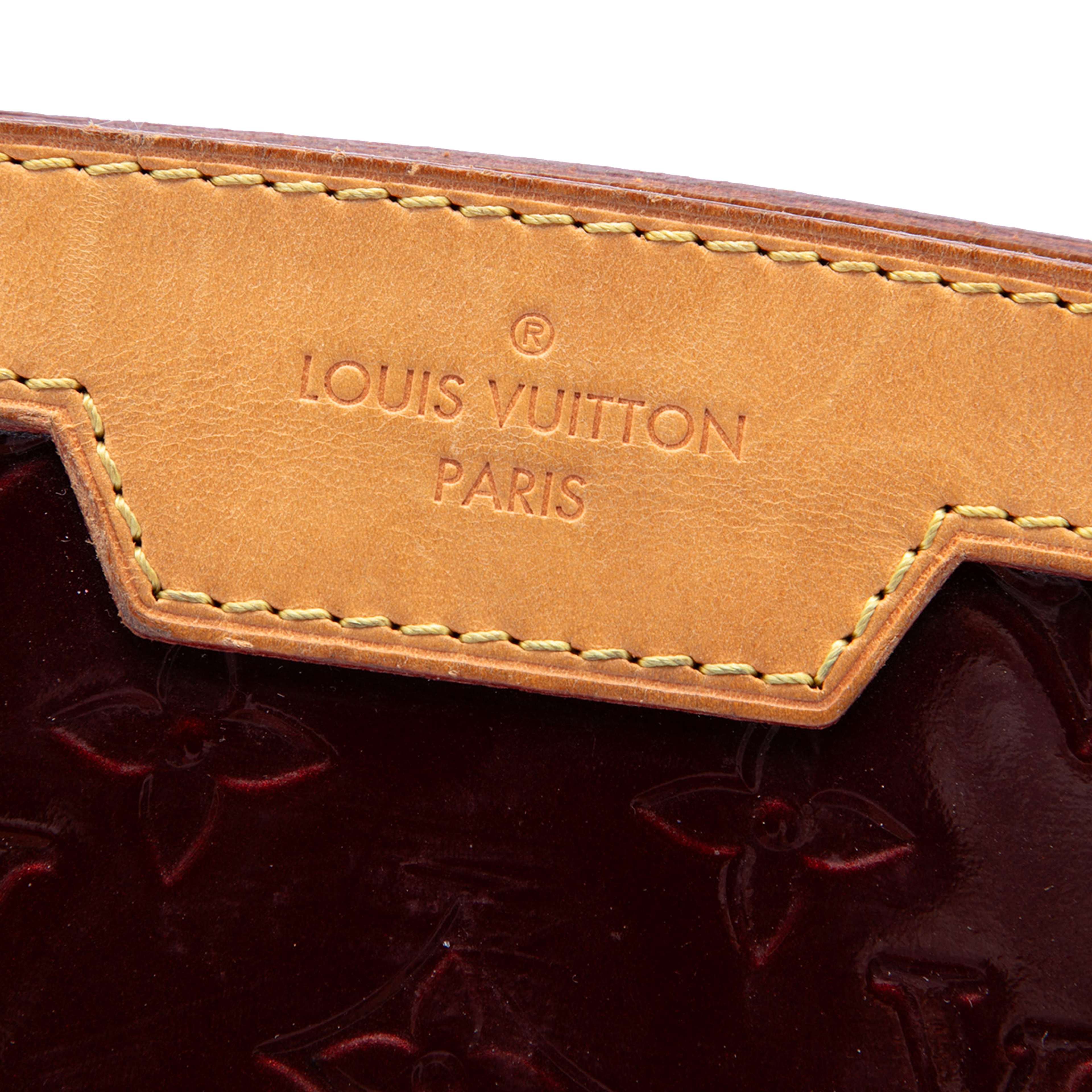 Louis Vuitton Monogram Vernis Brea Mm, från Luxclusif, i färgen röd. Klicka för att öppna bilden i stort format
