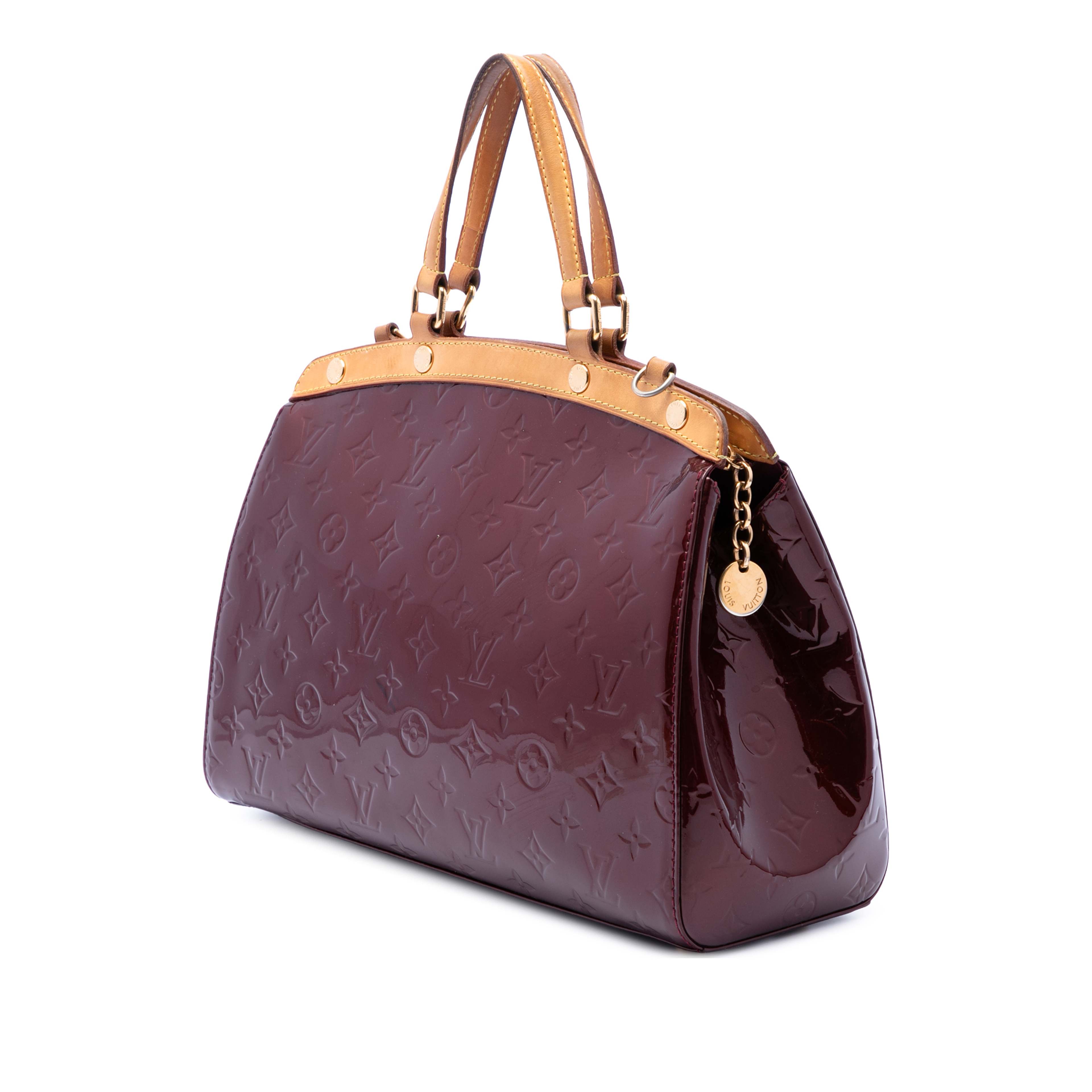 Louis Vuitton Monogram Vernis Brea Mm, från Luxclusif, i färgen röd. Klicka för att öppna bilden i stort format