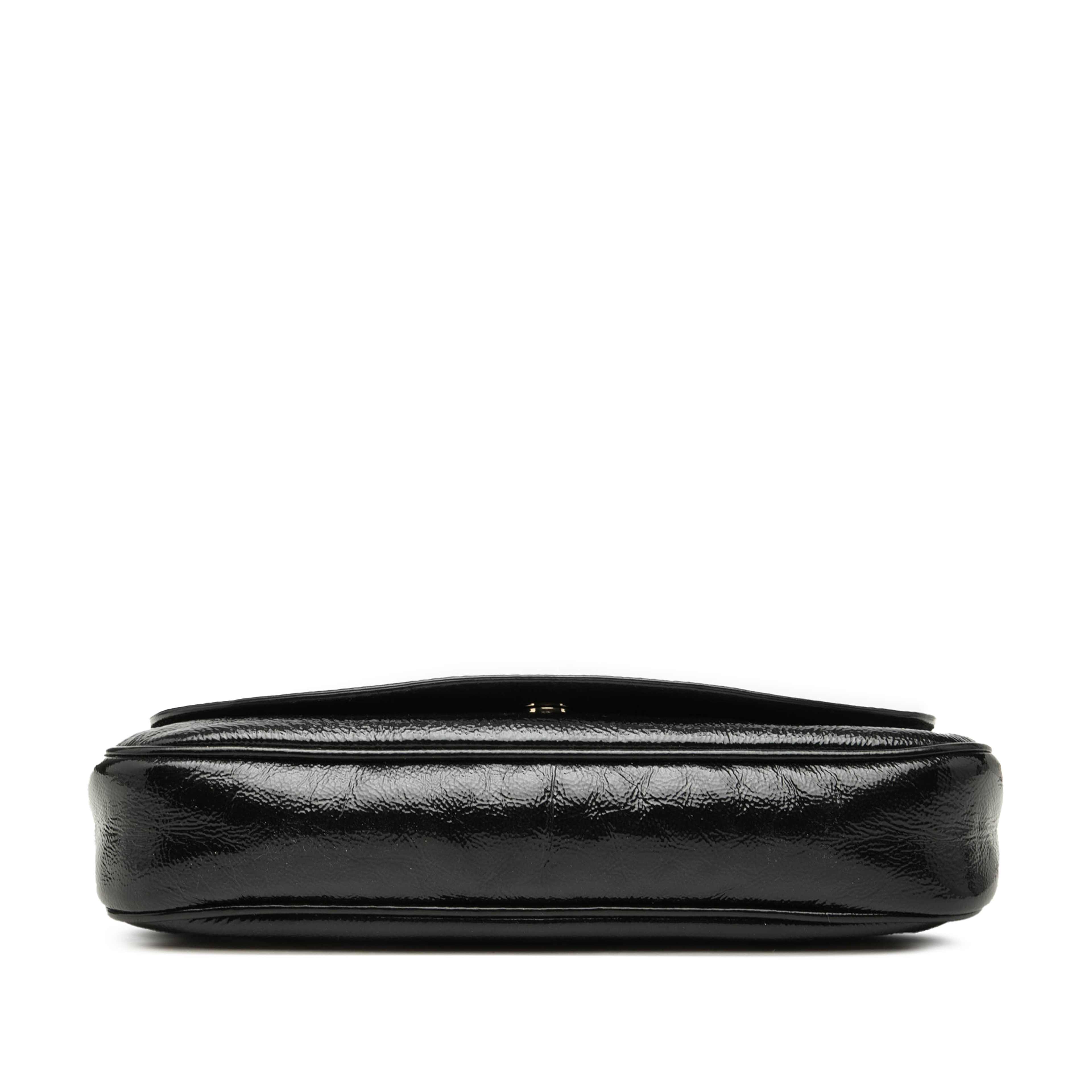 Gucci Medium Patent Soho Chain Flap Crossbody, från Luxclusif, i färgen svart. Klicka för att öppna bilden i stort format