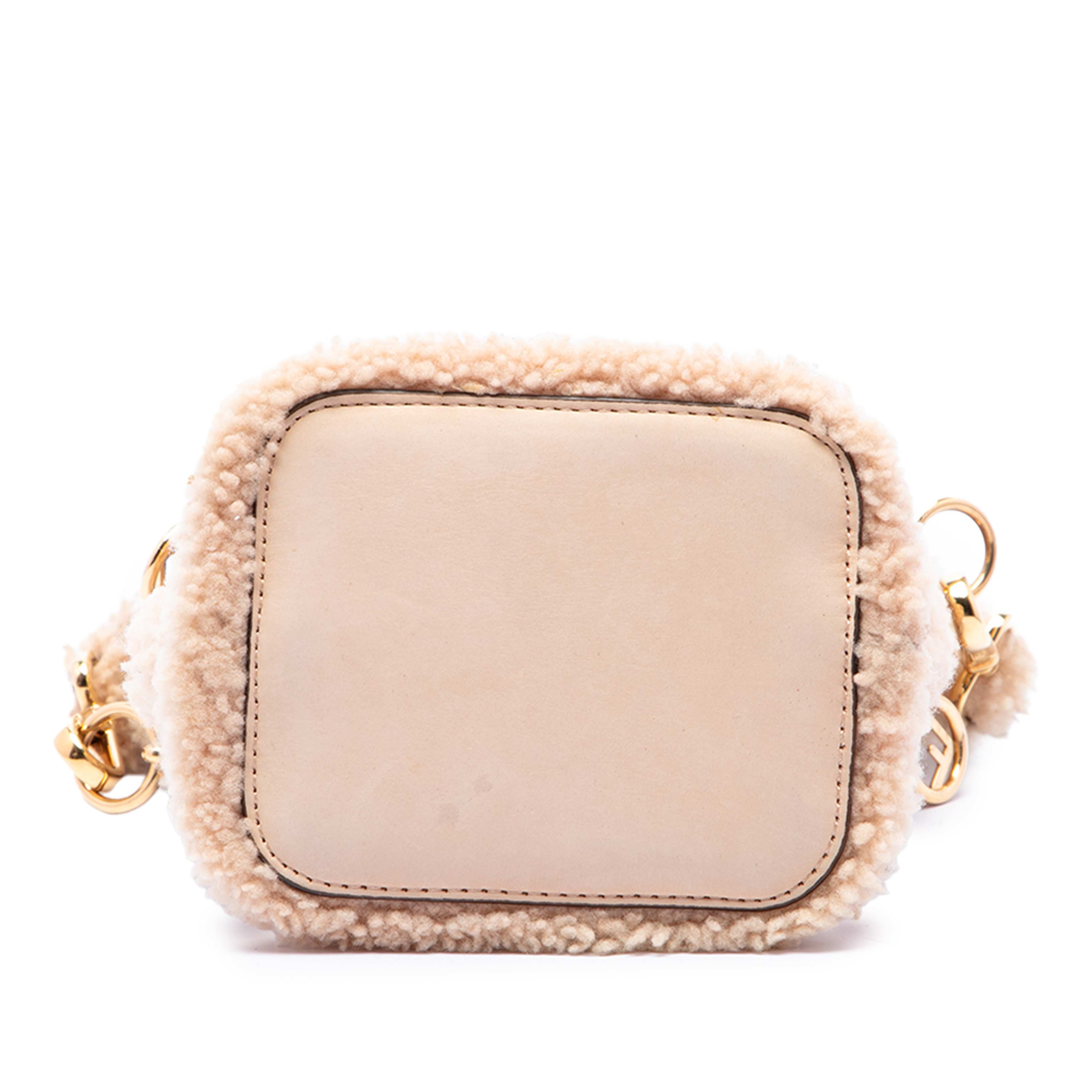 Fendi Mini Shearling Trimmed Leather Mon Tresor Bucket Bag, från Luxclusif, i färgen brun. Klicka för att öppna bilden i stort format