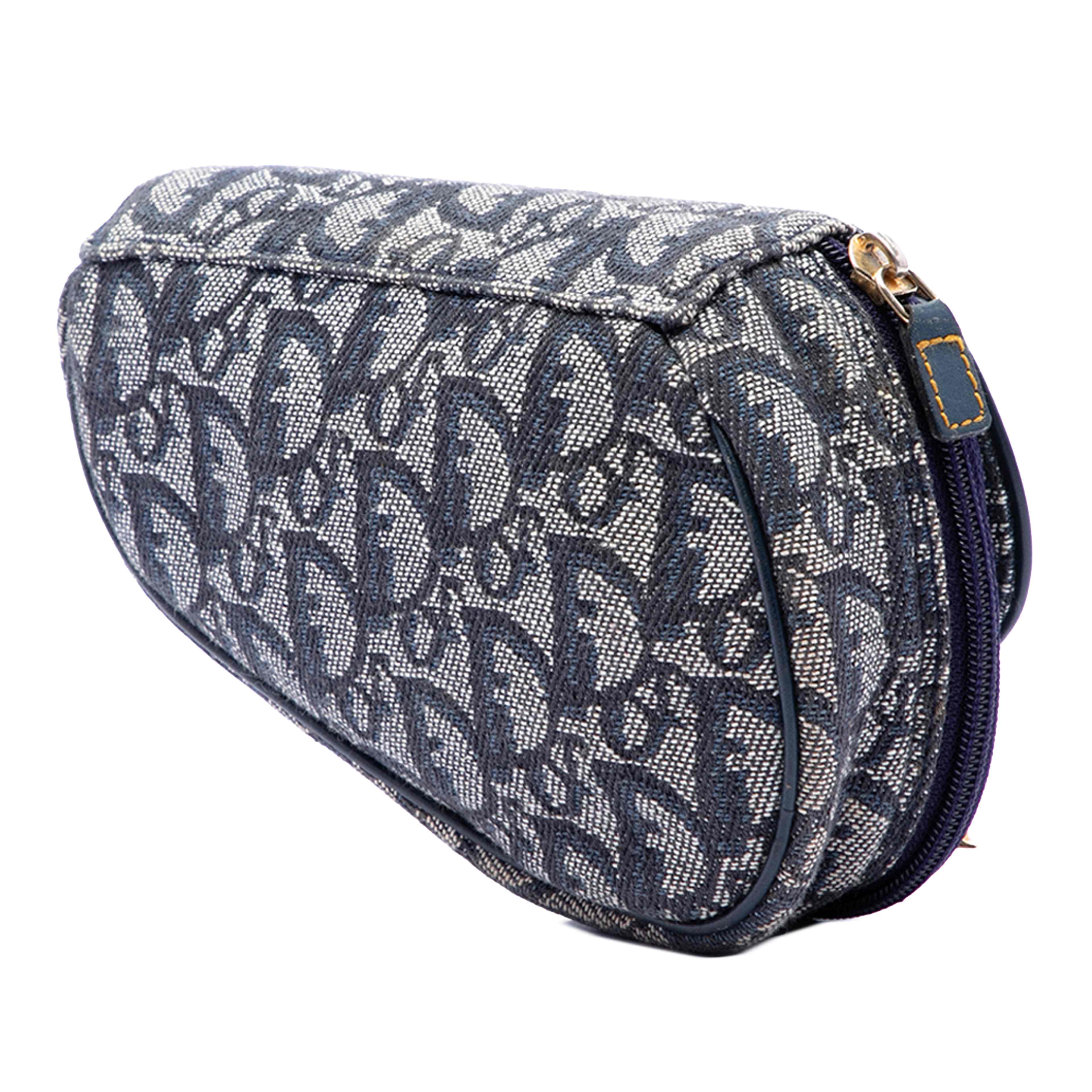 Dior Diorissimo Canvas Saddle Pouch, från Luxclusif, i färgen blå. Klicka för att öppna bilden i stort format