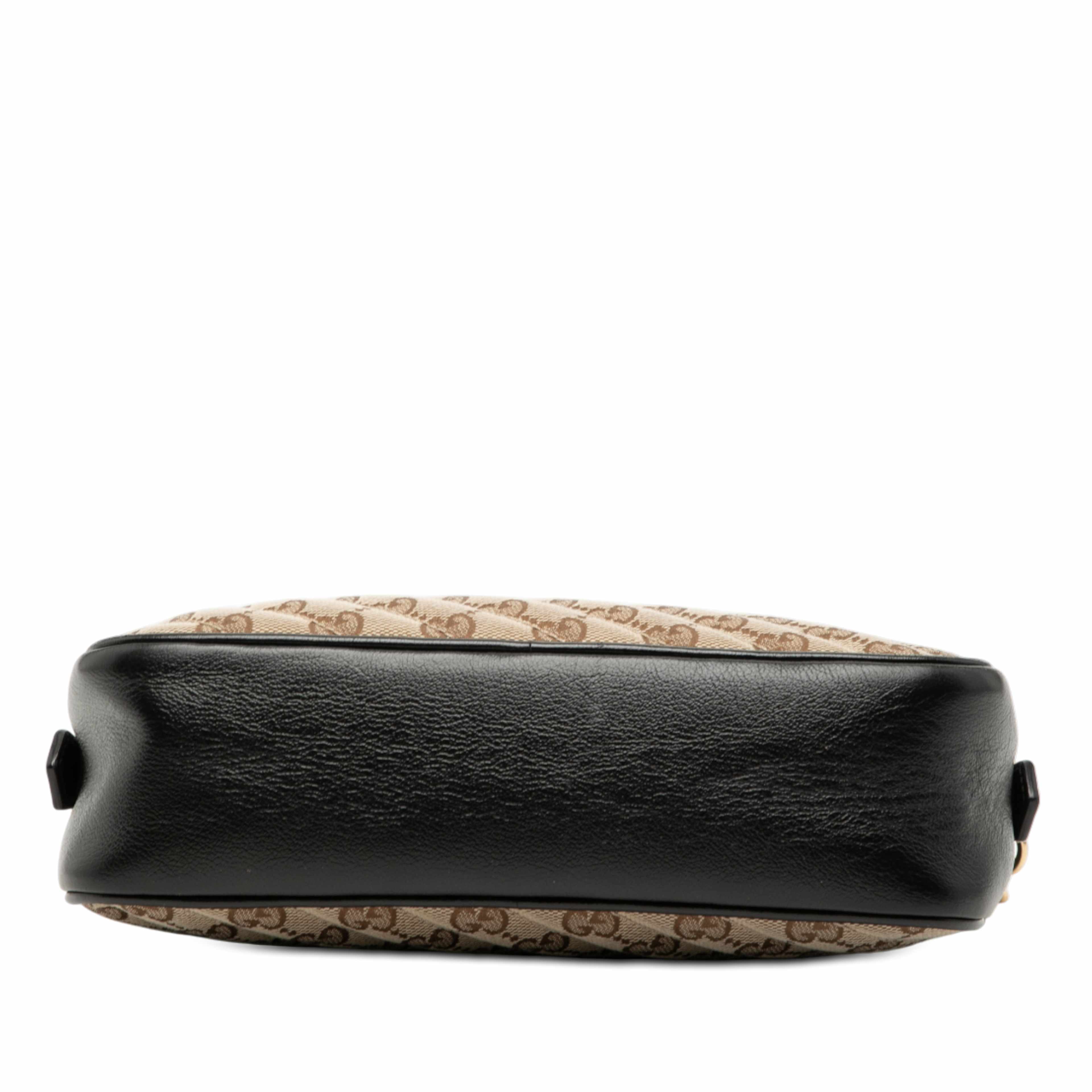 Gucci Small Gg Marmont Matelasse Gg Canvas And Leather Crossbody, från Luxclusif, i färgen beige. Klicka för att öppna bilden i stort format