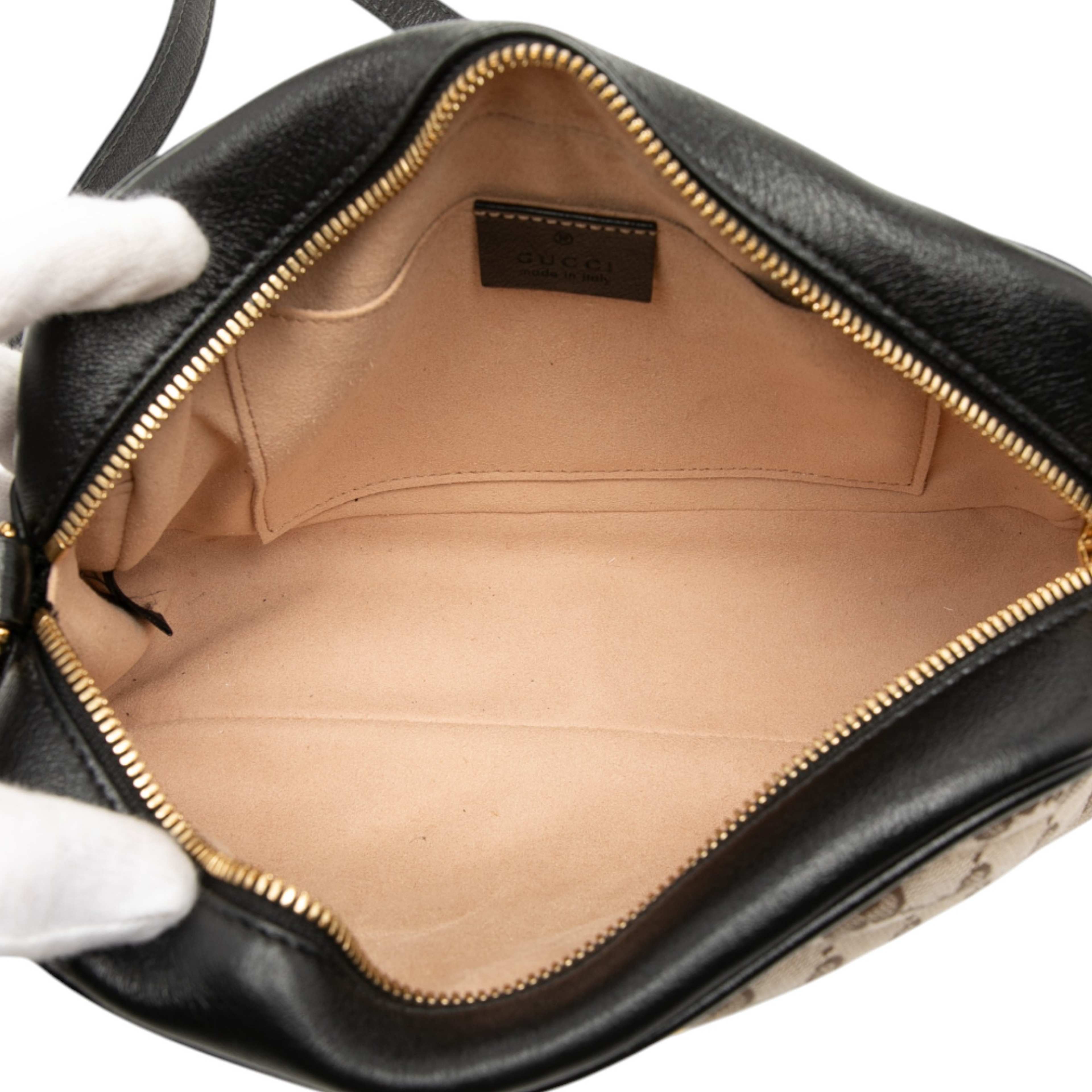 Gucci Small Gg Marmont Matelasse Gg Canvas And Leather Crossbody, från Luxclusif, i färgen beige. Klicka för att öppna bilden i stort format