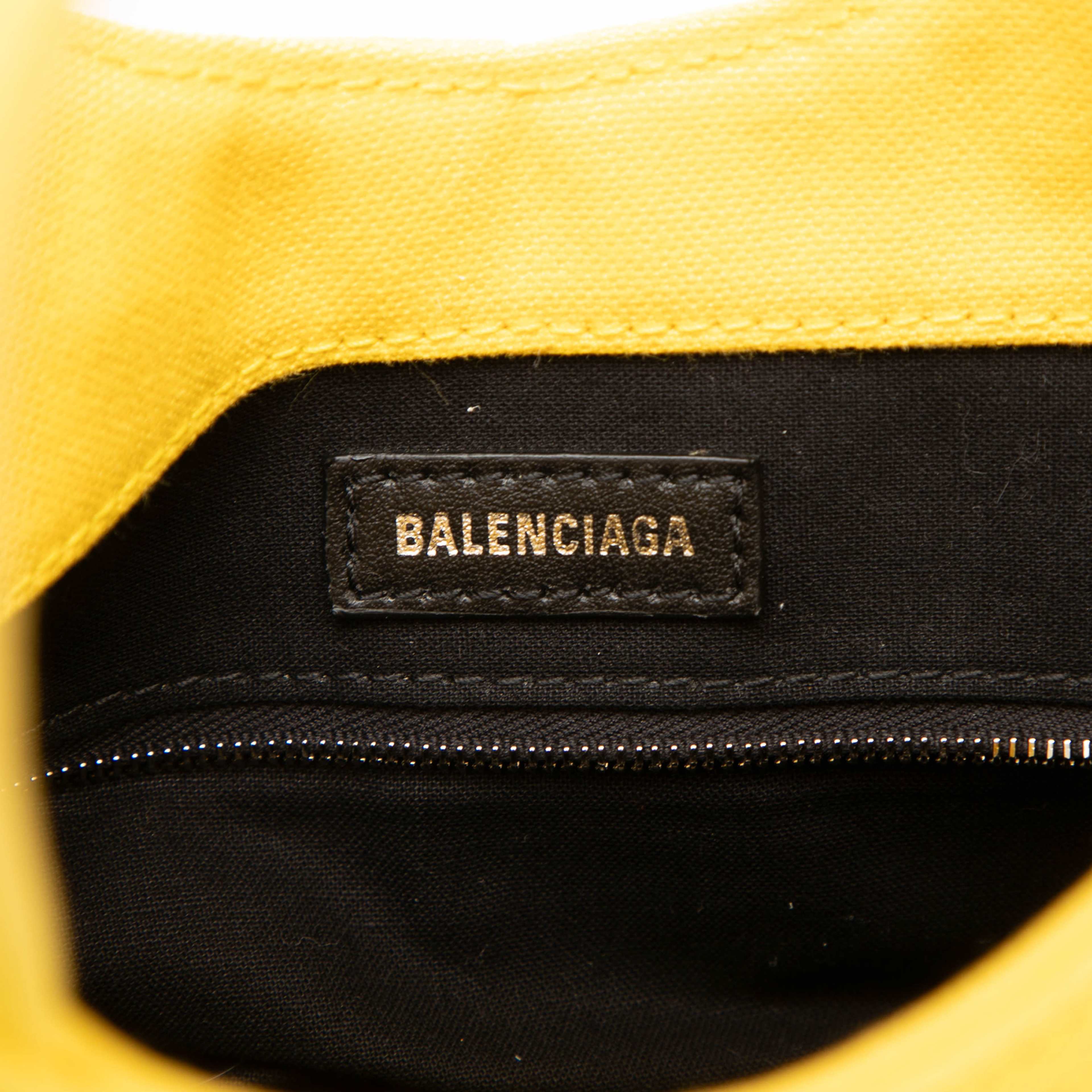 Balenciaga Canvas Wave Bucket Bag Xs, från Luxclusif, i färgen yellow. Klicka för att öppna bilden i stort format