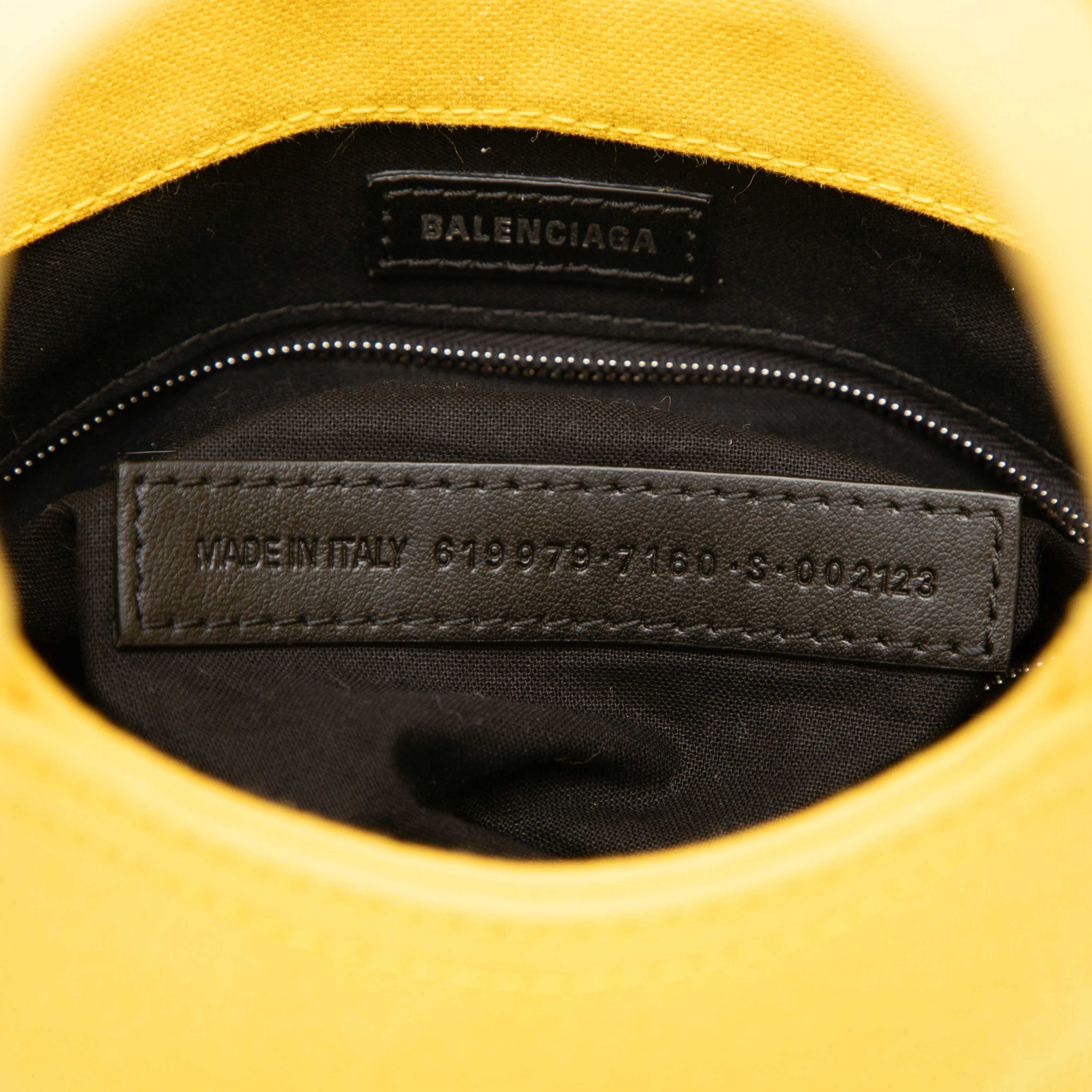 Balenciaga Canvas Wave Bucket Bag Xs, från Luxclusif, i färgen gul. Klicka för att öppna bilden i stort format