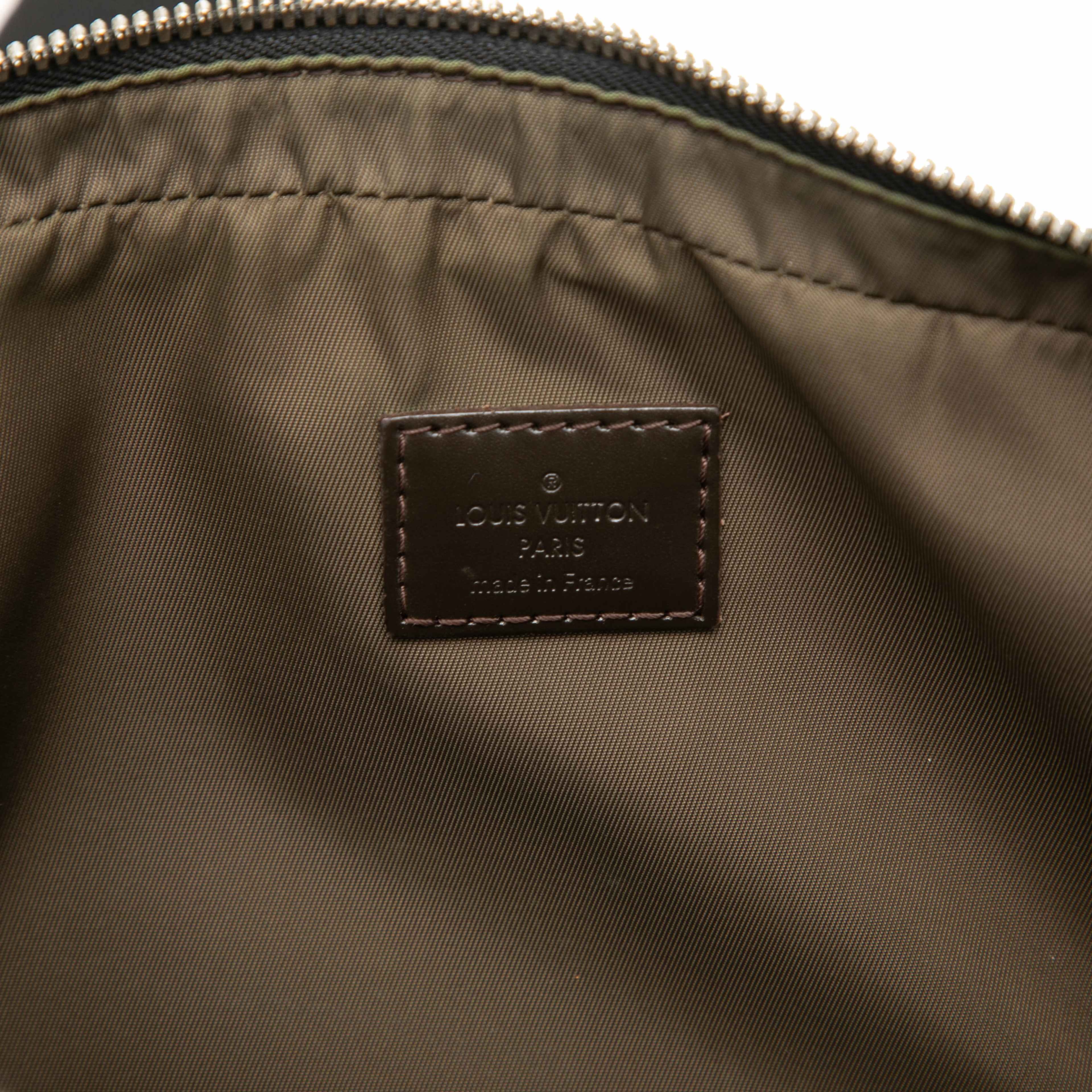 Louis Vuitton Damier Geant Acrobat, från Luxclusif, i färgen svart. Klicka för att öppna bilden i stort format