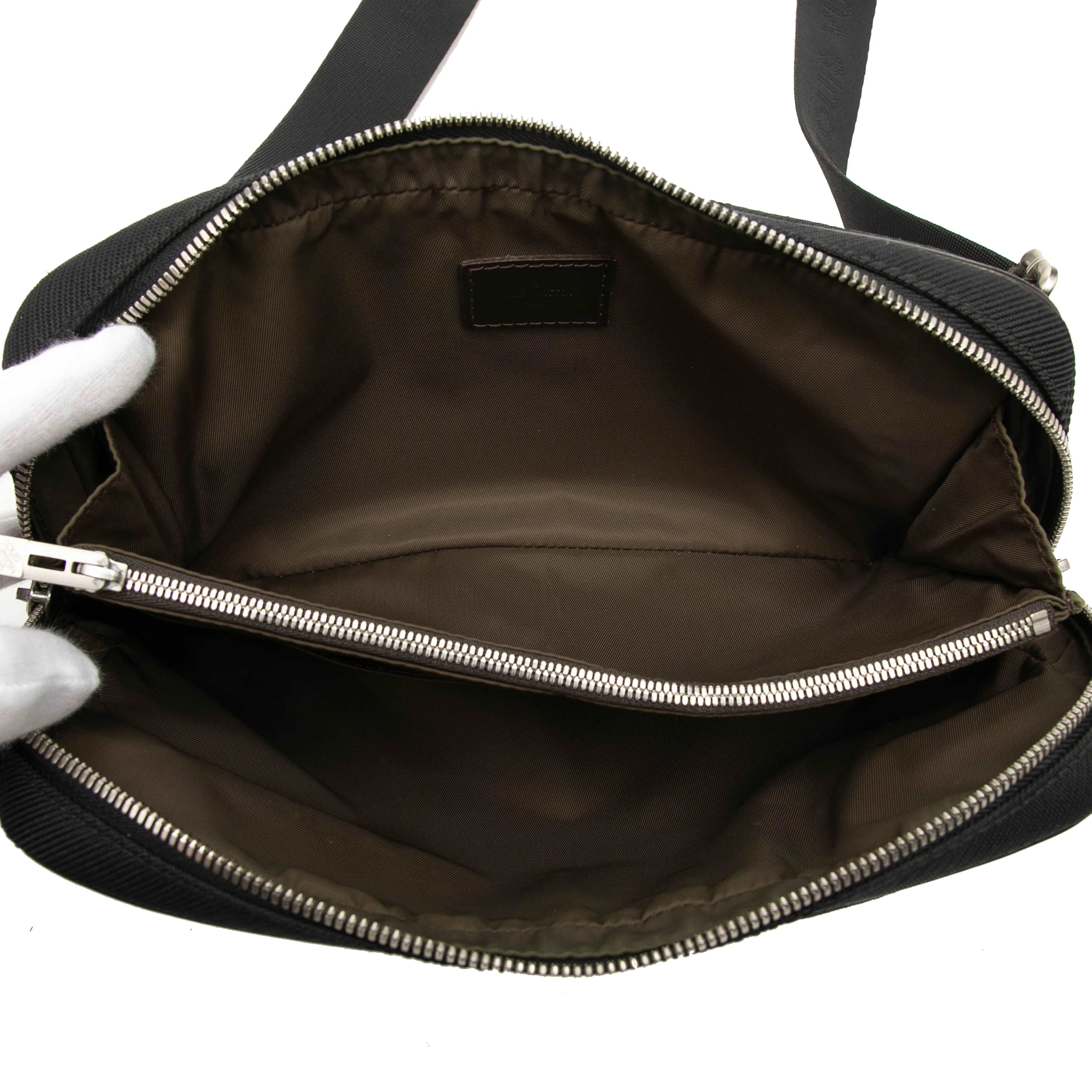 Louis Vuitton Damier Geant Acrobat, från Luxclusif, i färgen svart. Klicka för att öppna bilden i stort format