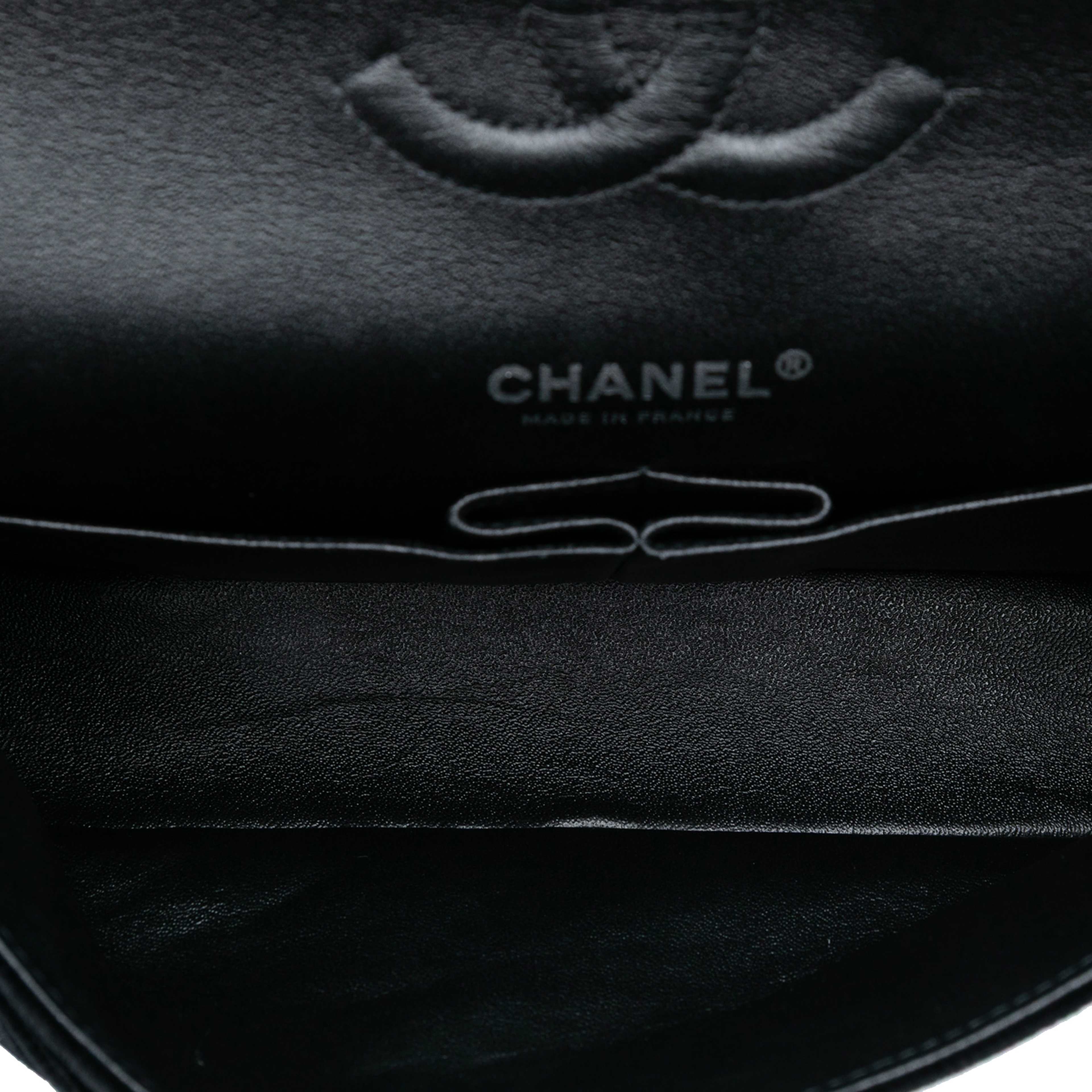 Chanel Medium Classic Velvet Double Flap, från Luxclusif, i färgen black. Klicka för att öppna bilden i stort format