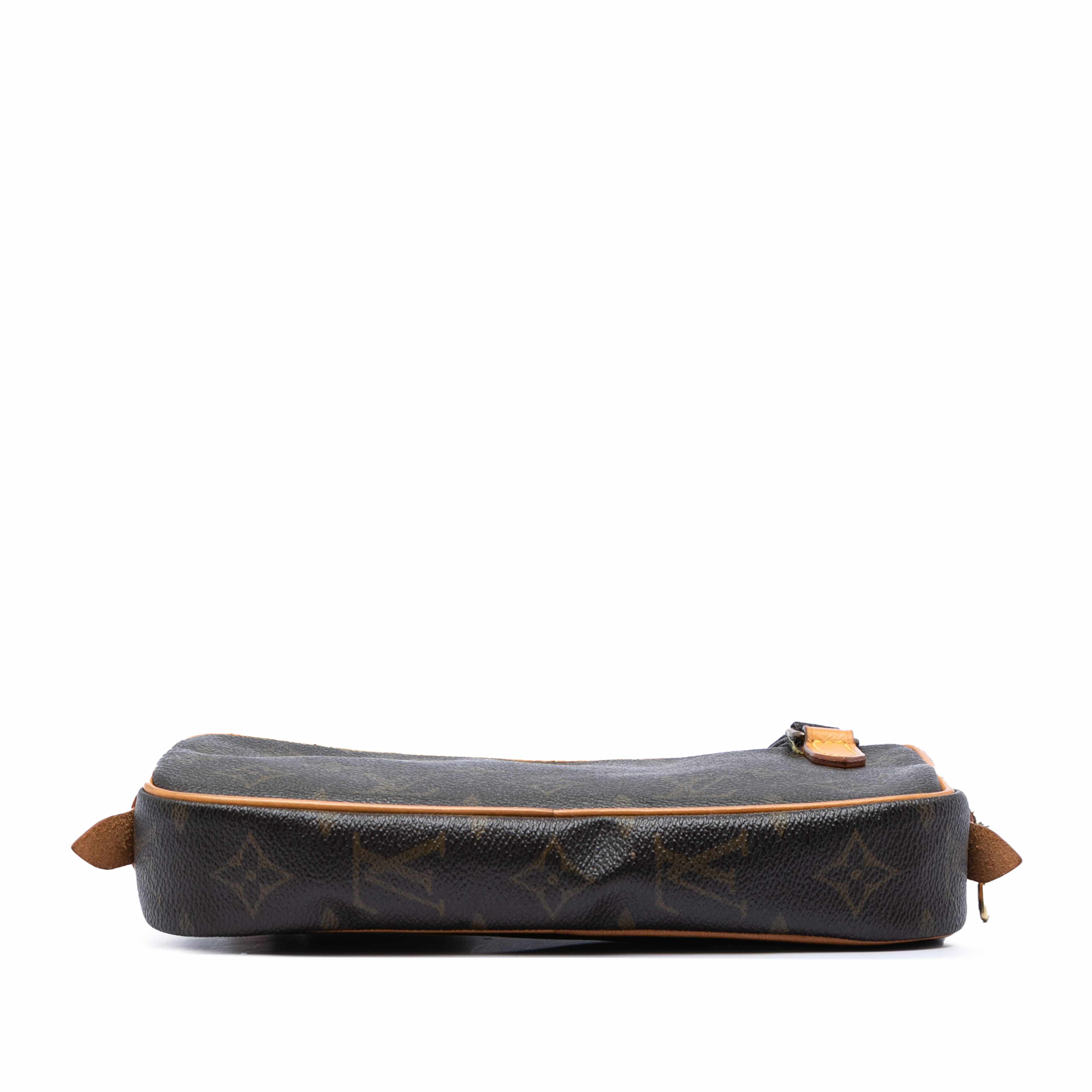 Louis Vuitton Monogram Pochette Marly Bandouliere, från Luxclusif, i färgen brun. Klicka för att öppna bilden i stort format