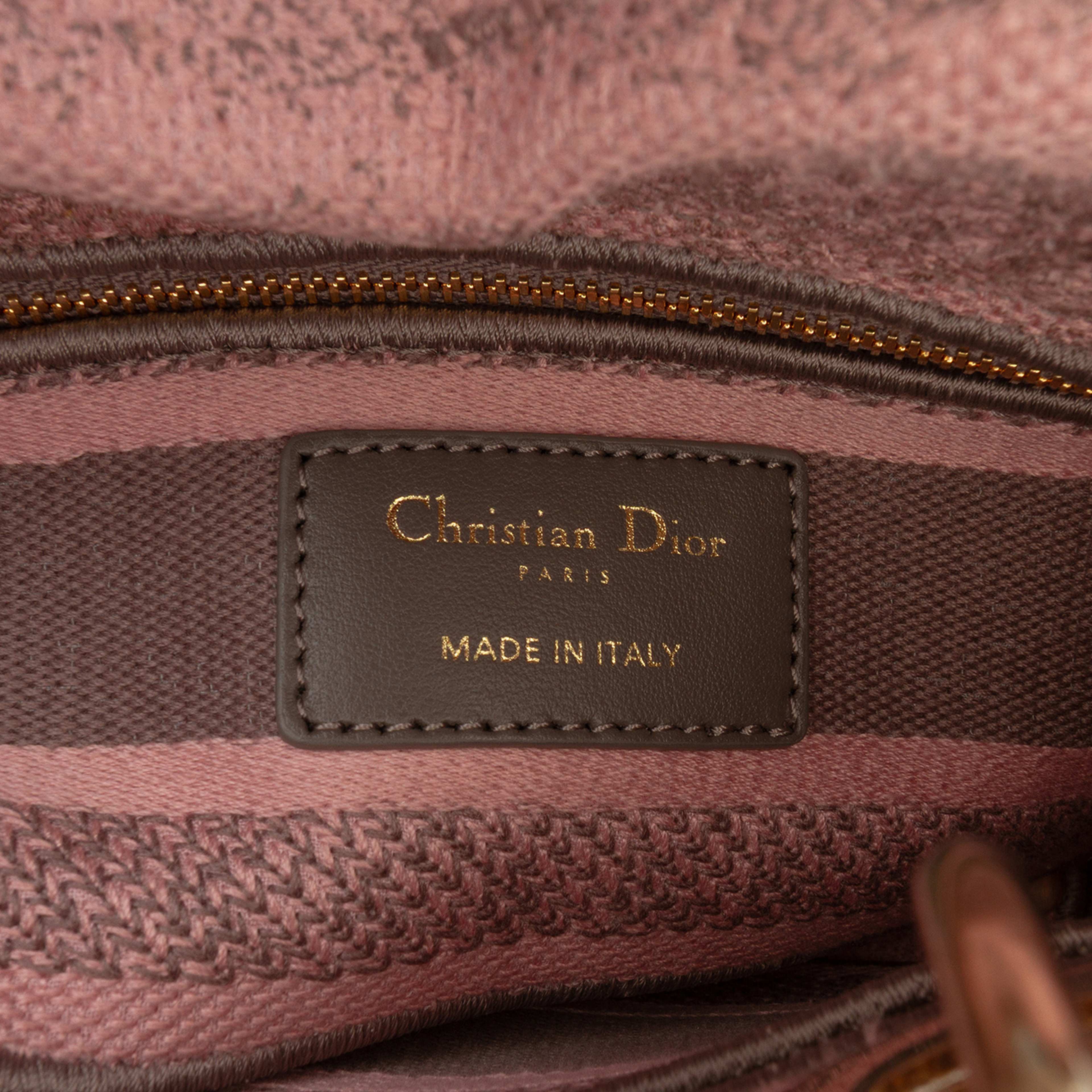 Dior Mini Embroidered Canvas Toile De Jouy Lady D Lite, från Luxclusif, i färgen pink. Klicka för att öppna bilden i stort format