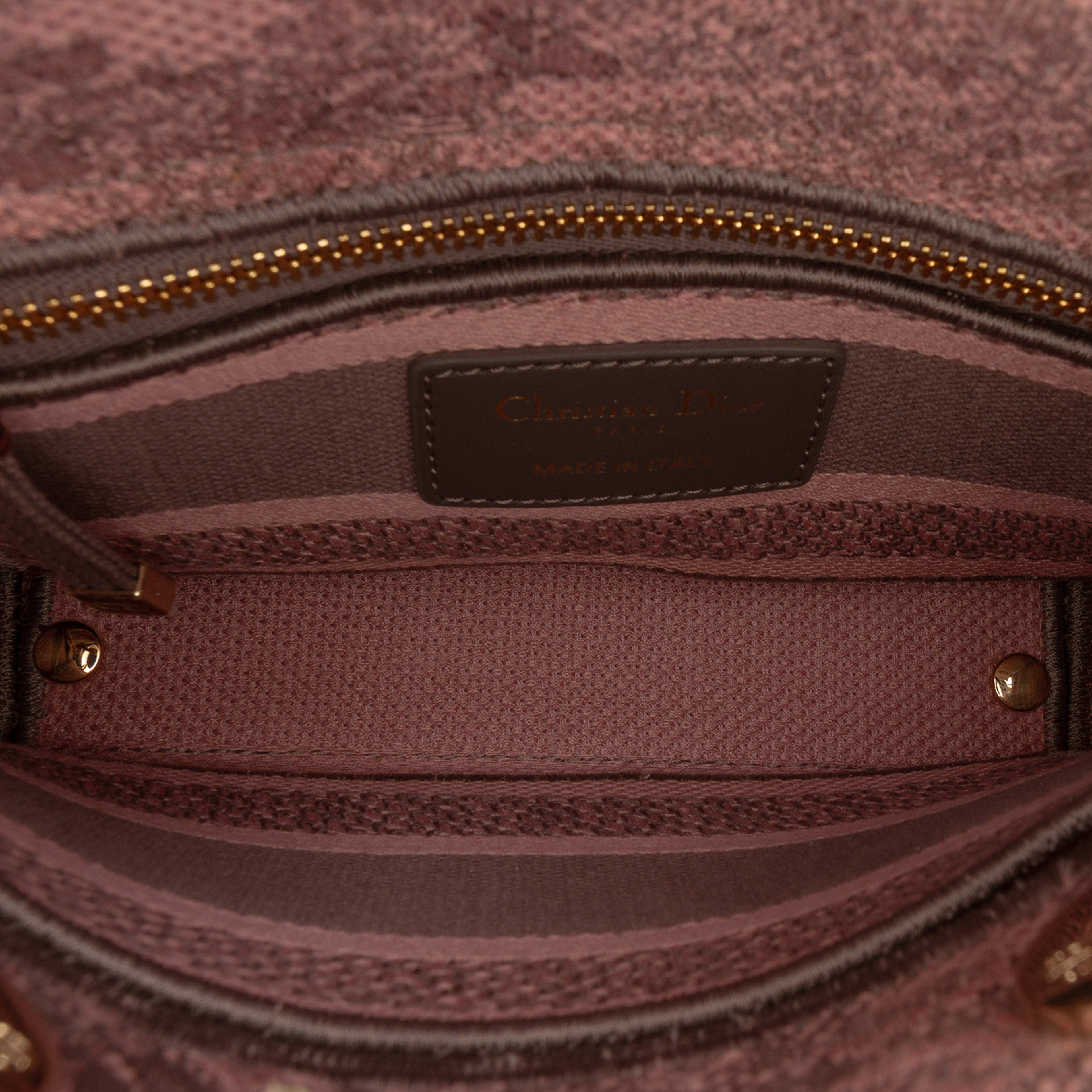 Dior Mini Embroidered Canvas Toile De Jouy Lady D Lite, från Luxclusif, i färgen pink. Klicka för att öppna bilden i stort format