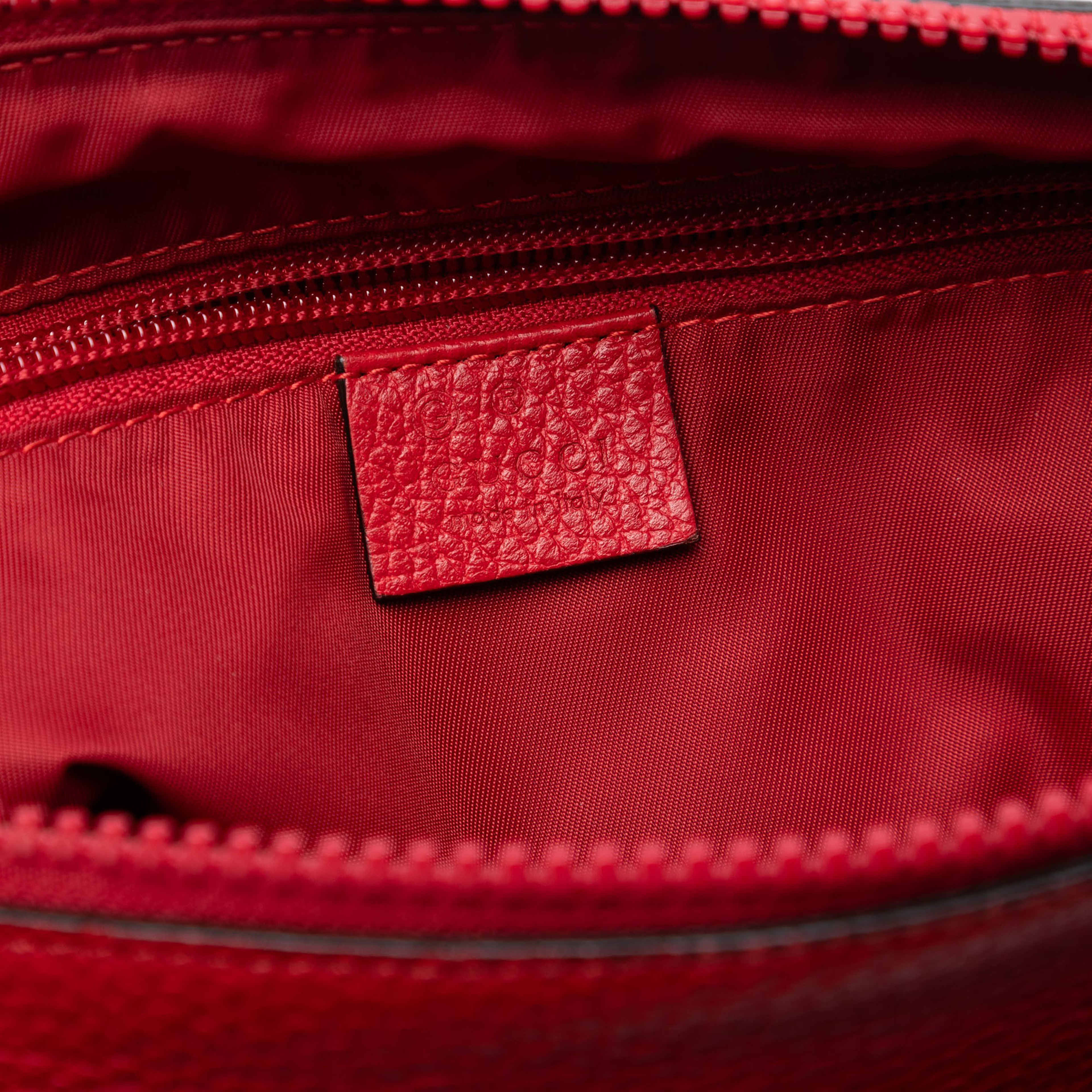 Gucci Gg Nylon Flat Messenger Bag, från Luxclusif, i färgen red. Klicka för att öppna bilden i stort format