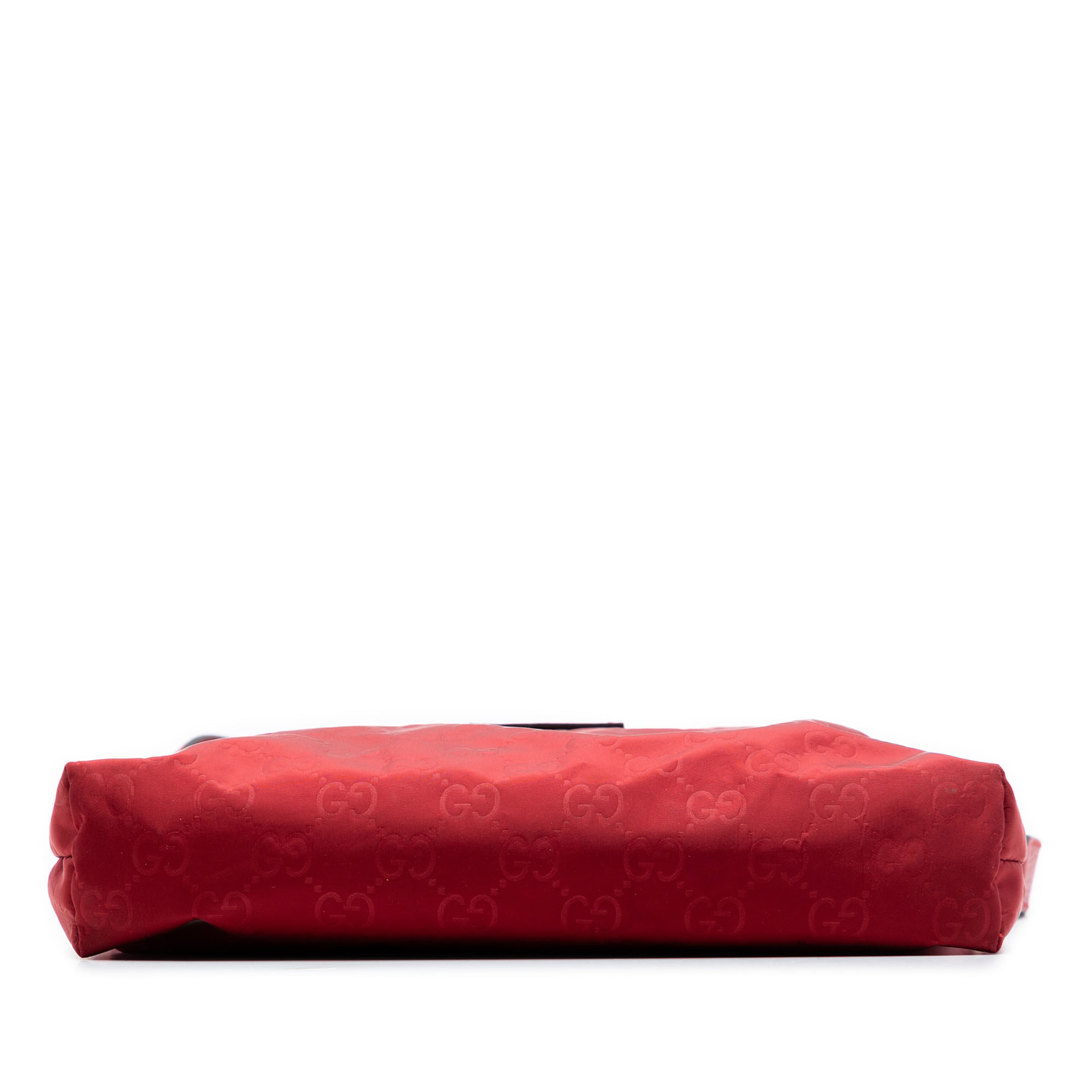 Gucci Gg Nylon Flat Messenger Bag, från Luxclusif, i färgen red. Klicka för att öppna bilden i stort format