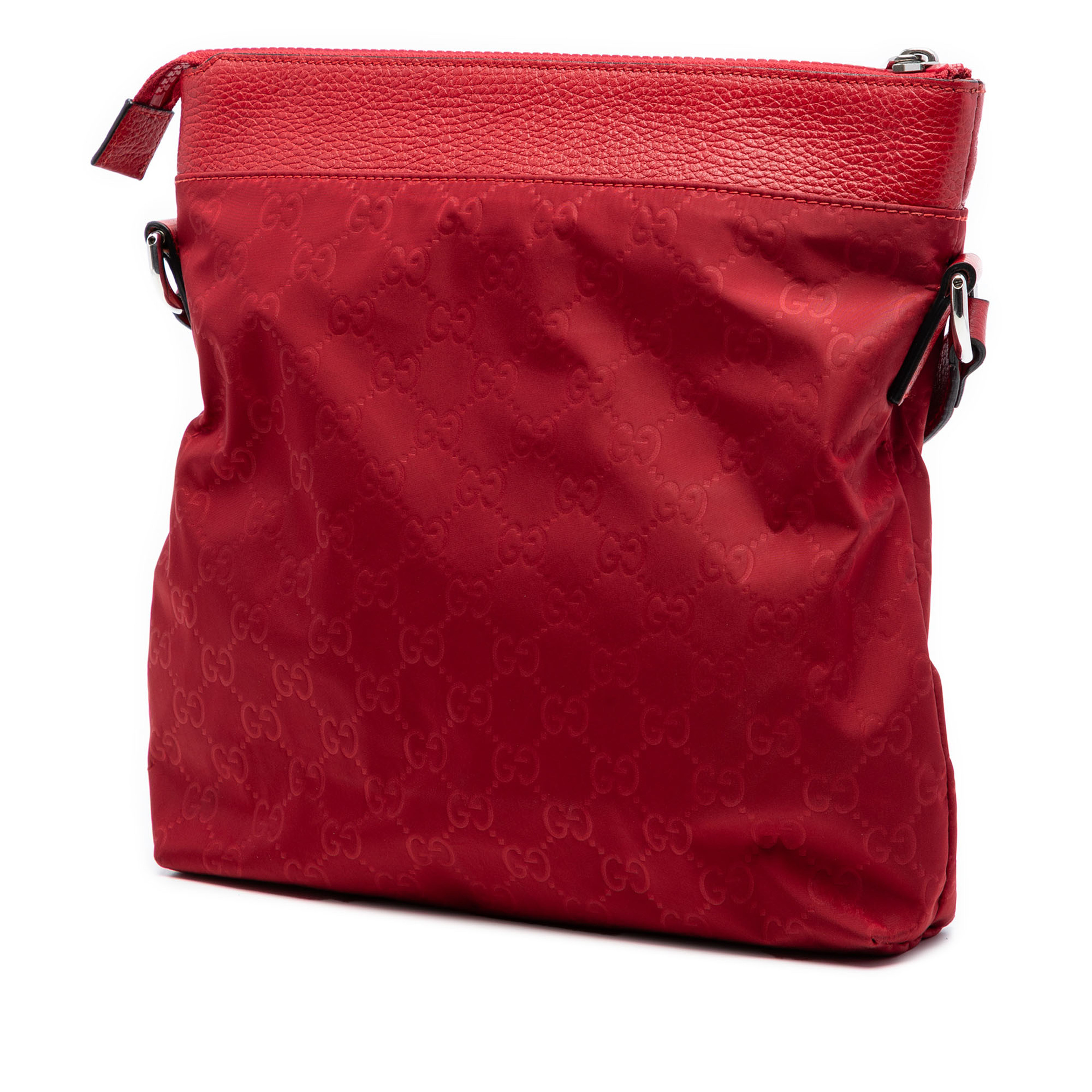 Gucci Gg Nylon Flat Messenger Bag, från Luxclusif, i färgen red. Klicka för att öppna bilden i stort format