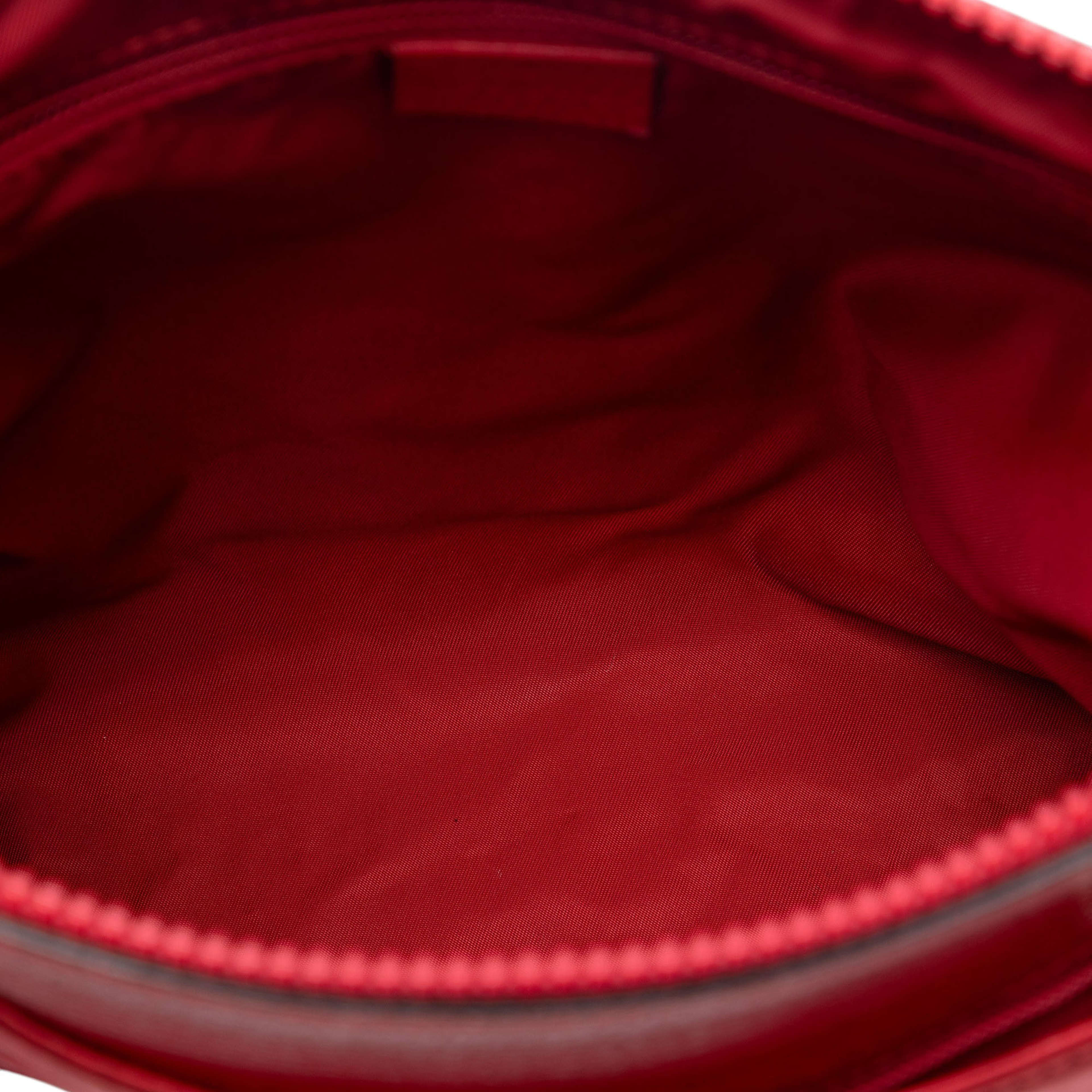 Gucci Gg Nylon Flat Messenger Bag, från Luxclusif, i färgen red. Klicka för att öppna bilden i stort format