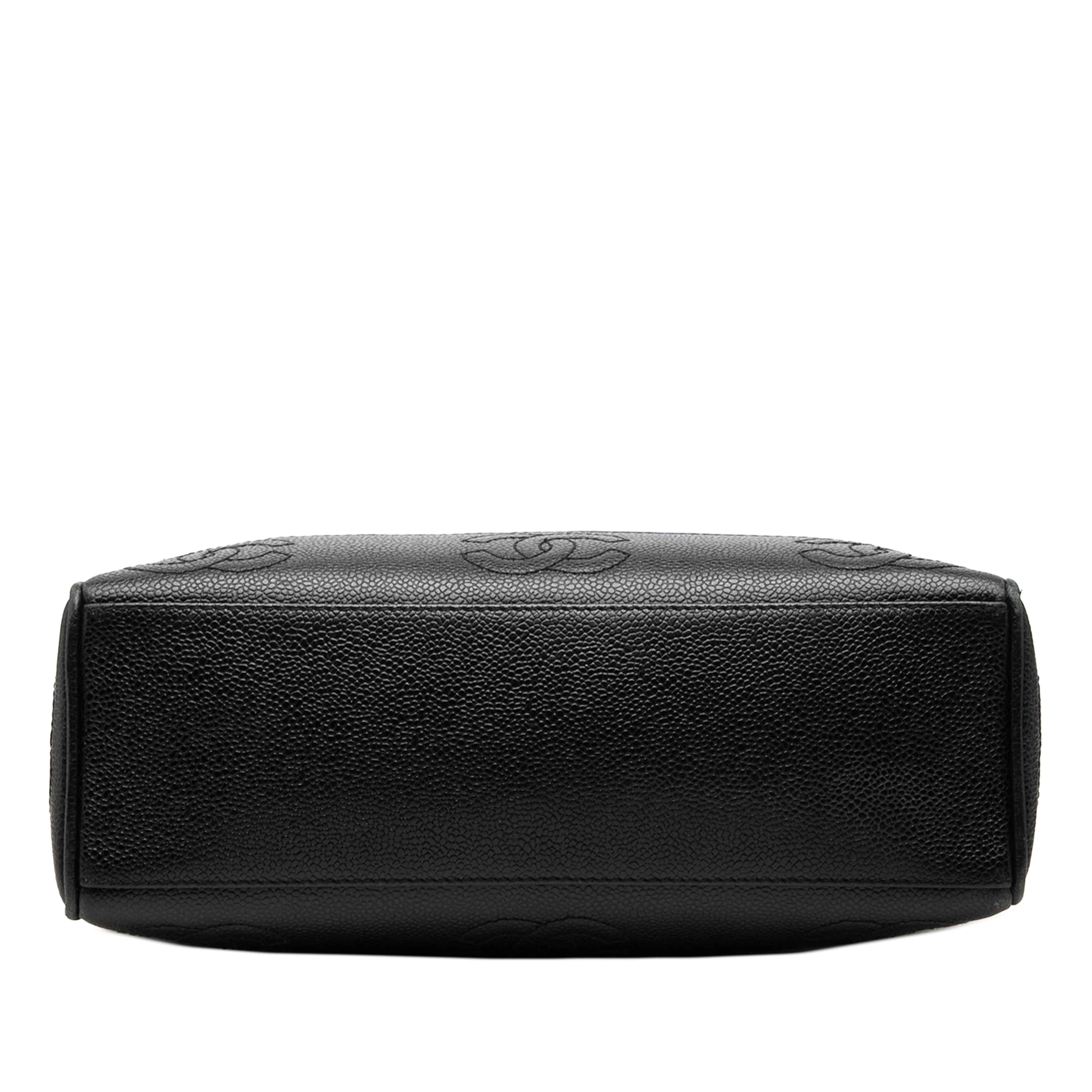 Chanel Triple Cc Caviar Shoulder Bag, från Luxclusif, i färgen svart. Klicka för att öppna bilden i stort format